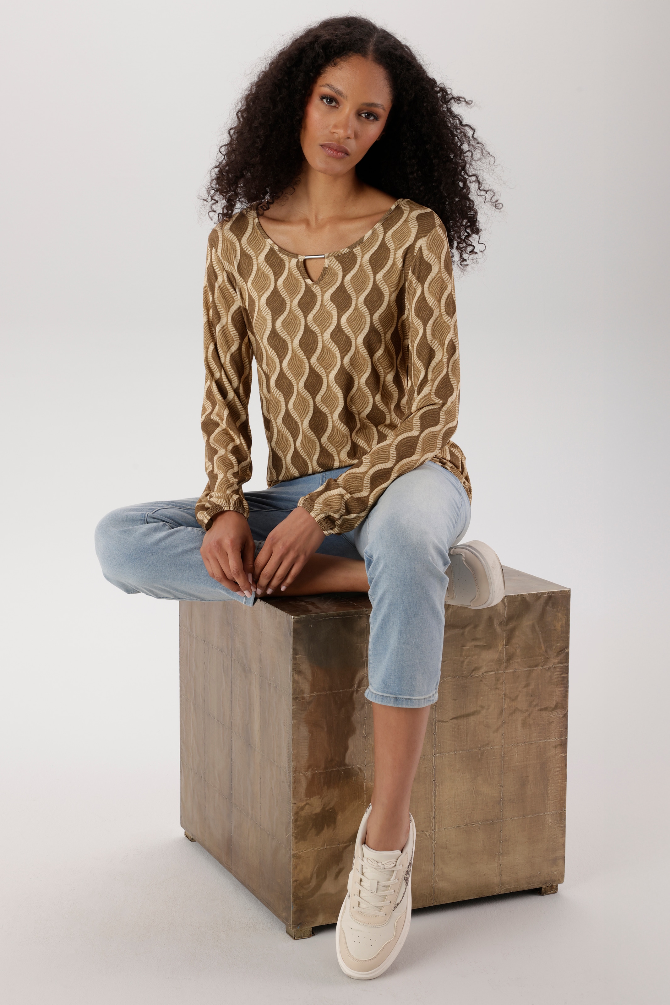 Aniston SELECTED Langarmshirt mit Cut-out und dekorativer Allover-Wellenmusterung - NEUE KOLLEKTION