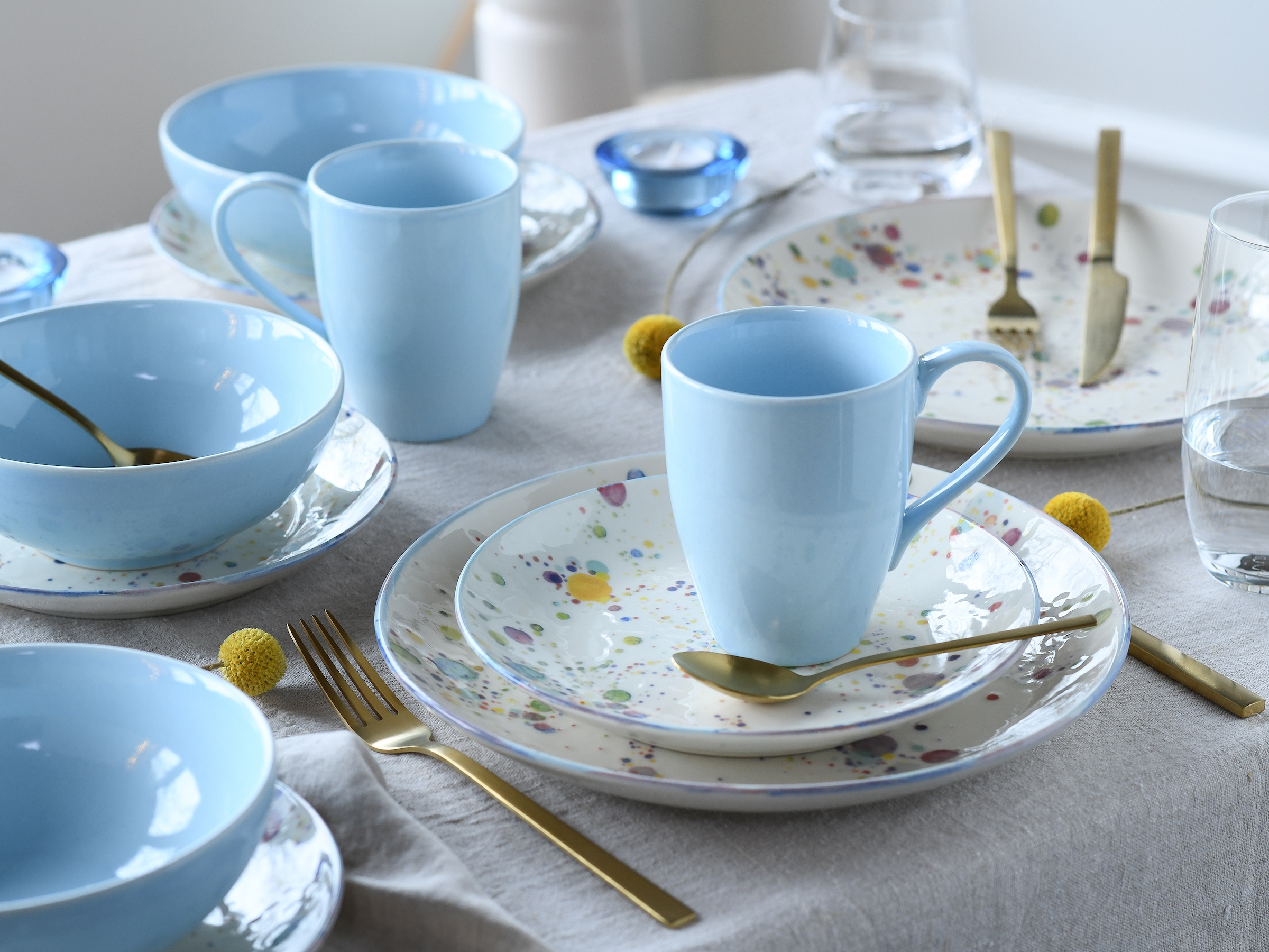 CreaTable Kombiservice »Candy Drops, Kombi-Service 16-tlg.«, (Set, 16 tlg.), Unregelmäßige bunte Punkte, Gute Laune Geschirr, Frisch, Freundlich