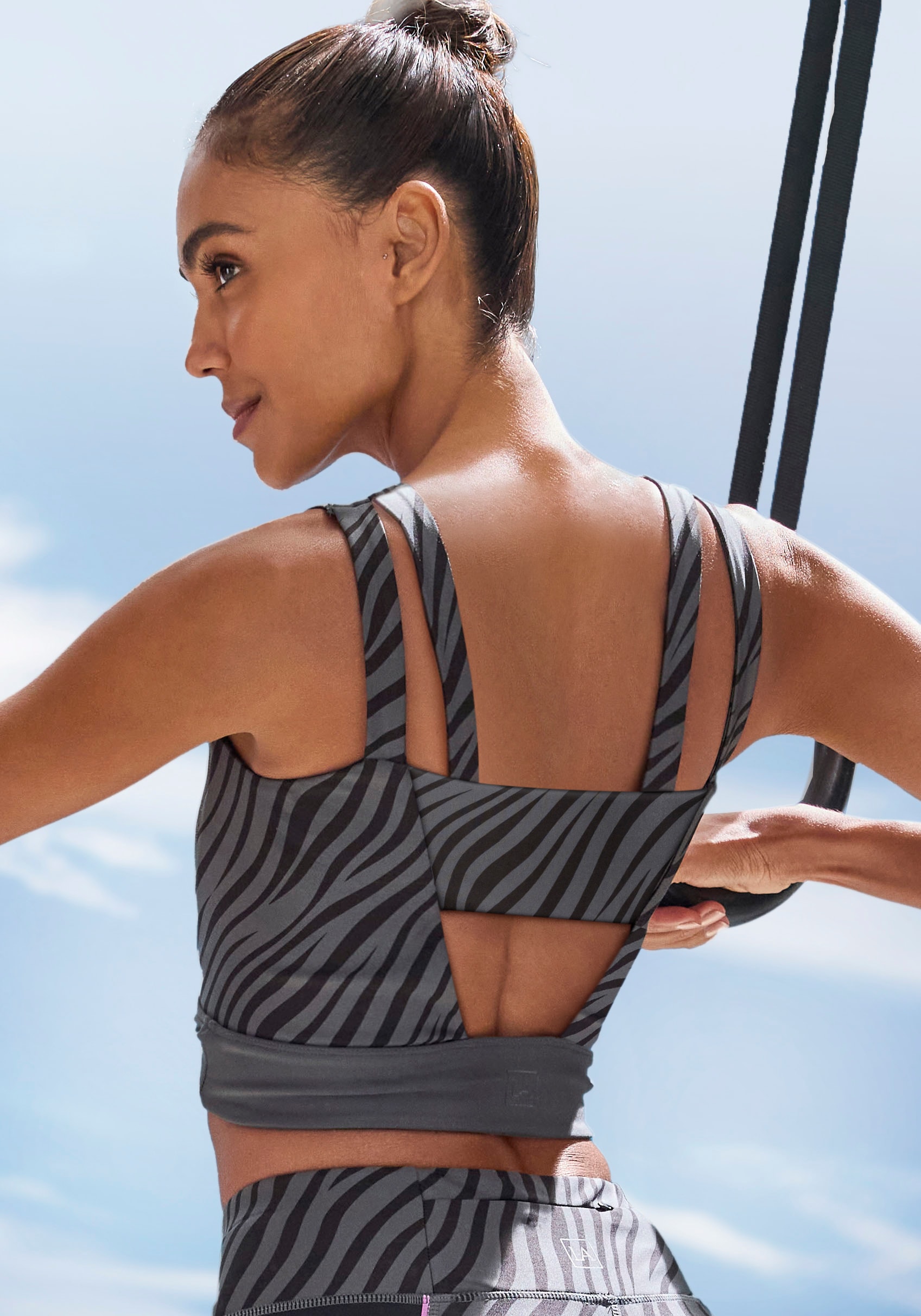 LASCANA ACTIVE Crop-Top "- Sport Top, Kurzes Top", mit Zebra Muster und Cut-Outs Ausschnitt im Rückenbereich