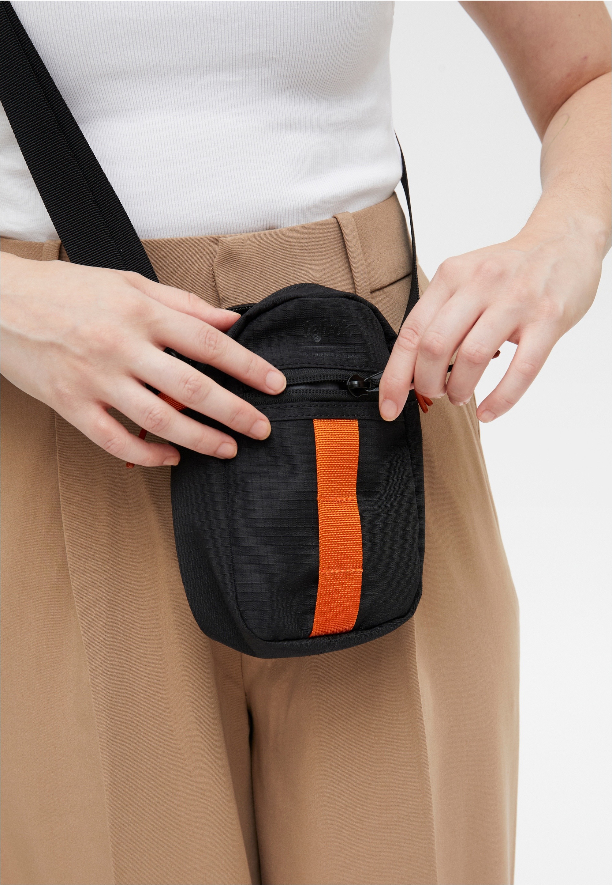 lefrik Handytasche »Jan Side«, in veganer Qualität für Telefone bis zu 6.7 Zoll