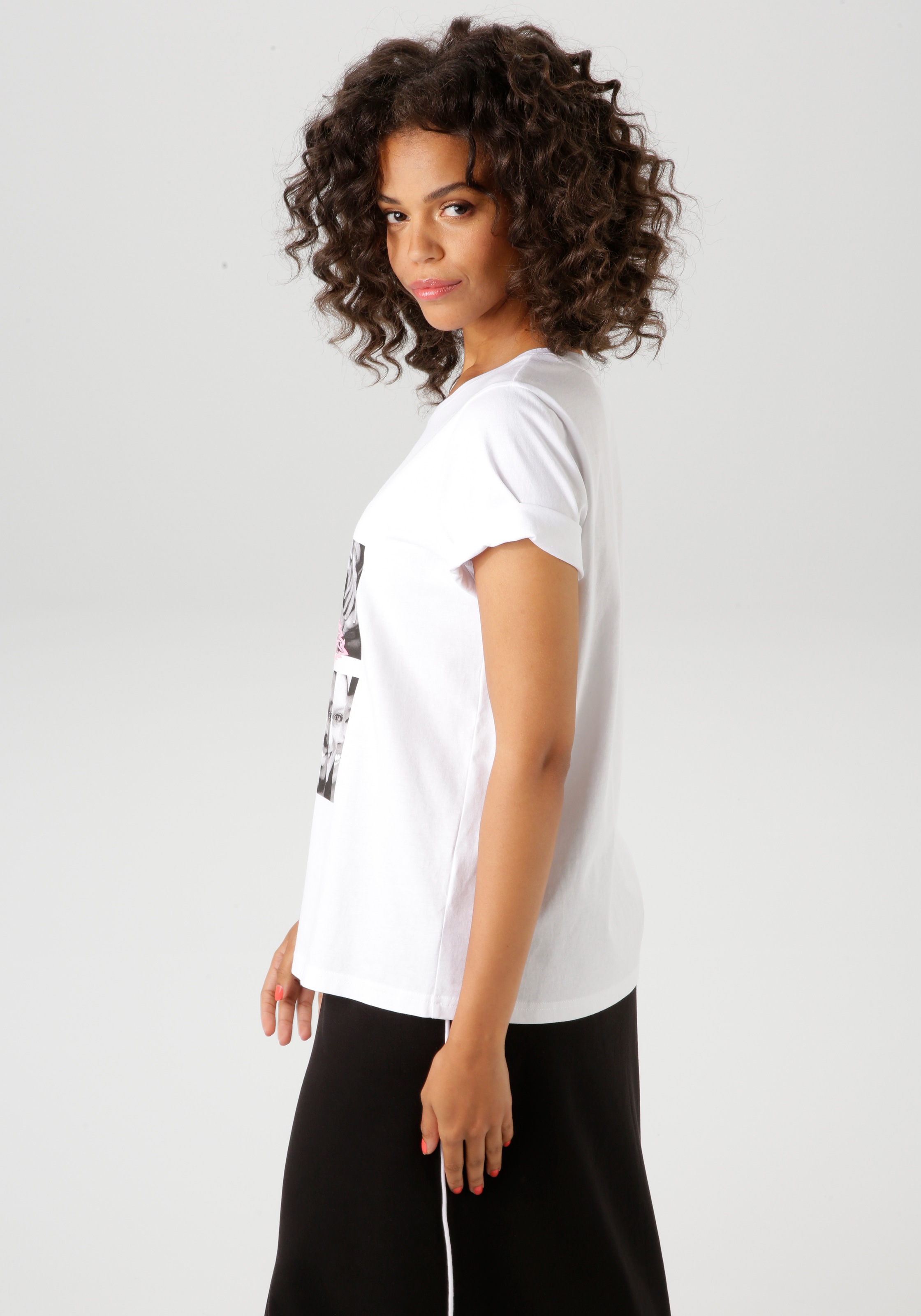 Aniston CASUAL T-Shirt, mit Rose verzierter Diversity-Frontprint günstig online kaufen