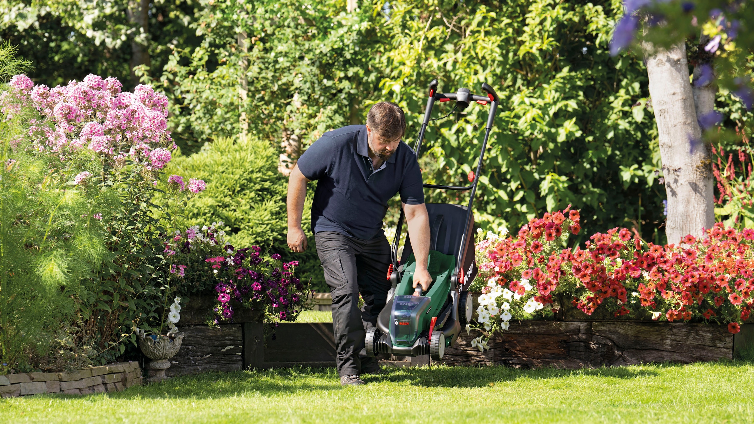 Bosch Home & Garden Akkurasenmäher »UniversalRotak 2x18V-37-550«, mit 2xAkku 18V/4,0 Ah und Ladegerät