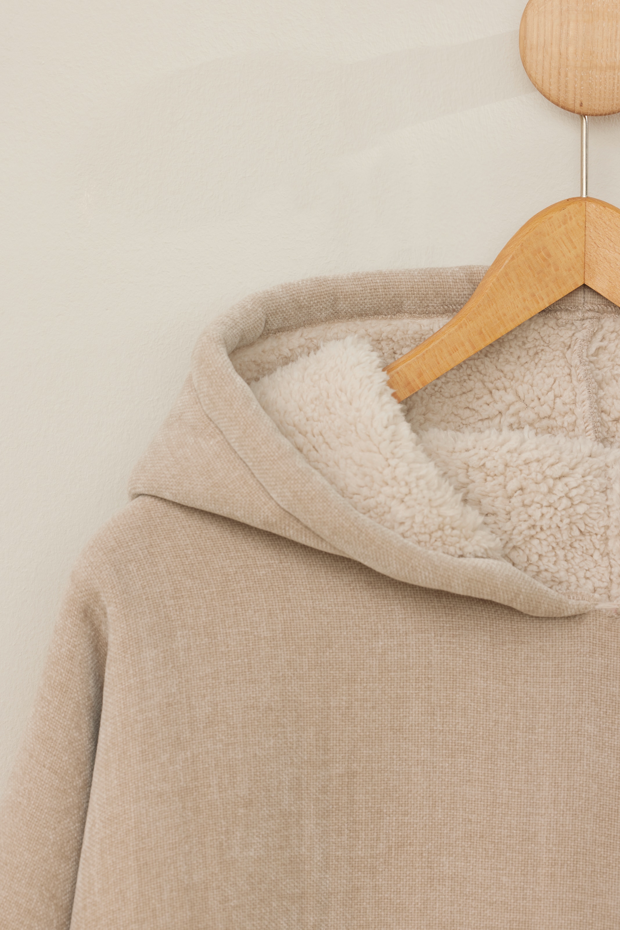 s.Oliver Wohndecke »s.Oliver Lounge Hoodie«, mit Kapuze, Ärmeln und Tasche