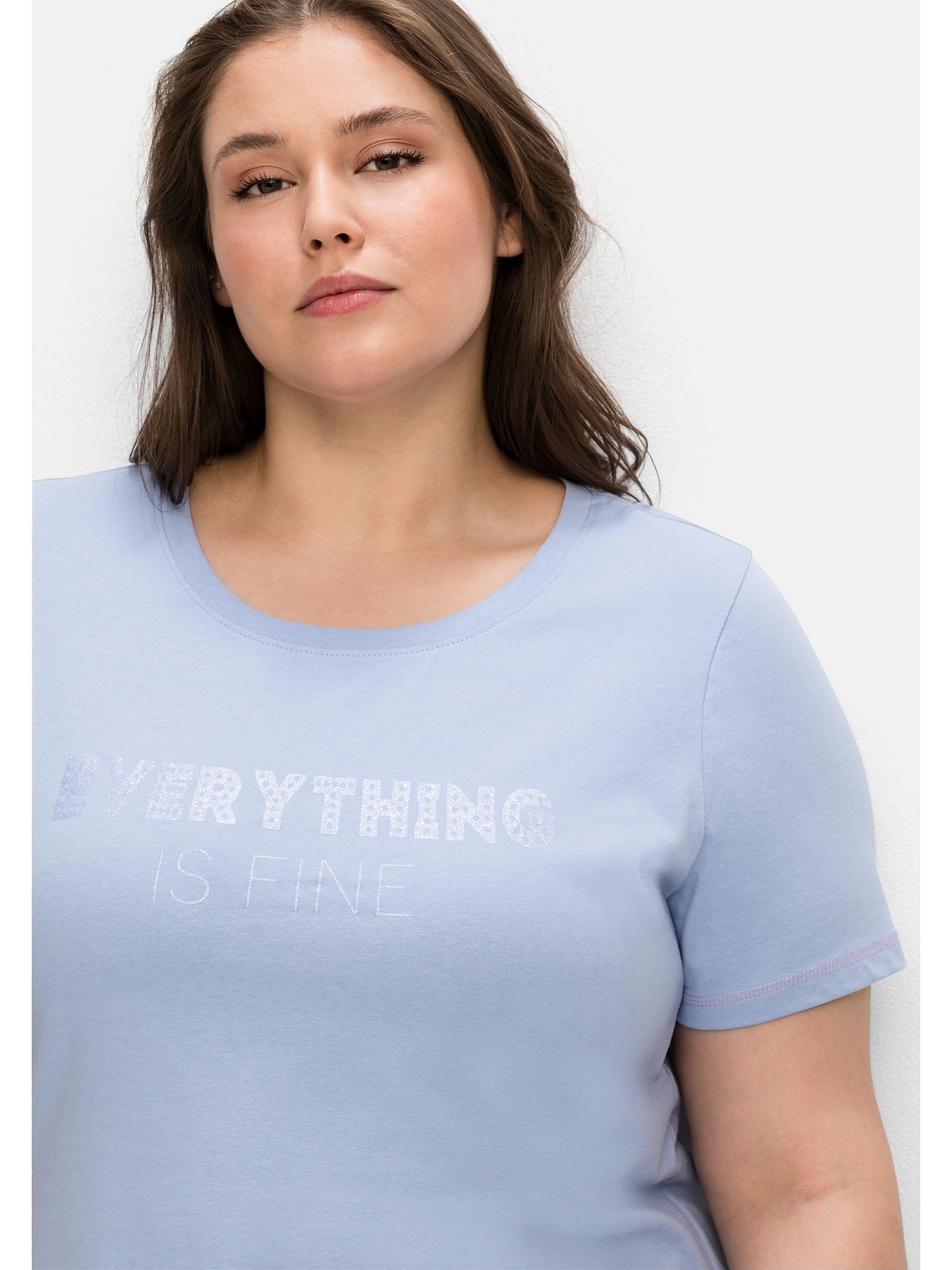 Sheego T-Shirt »Große mit für BAUR leicht Größen«, | tailliert bestellen Wordingprint