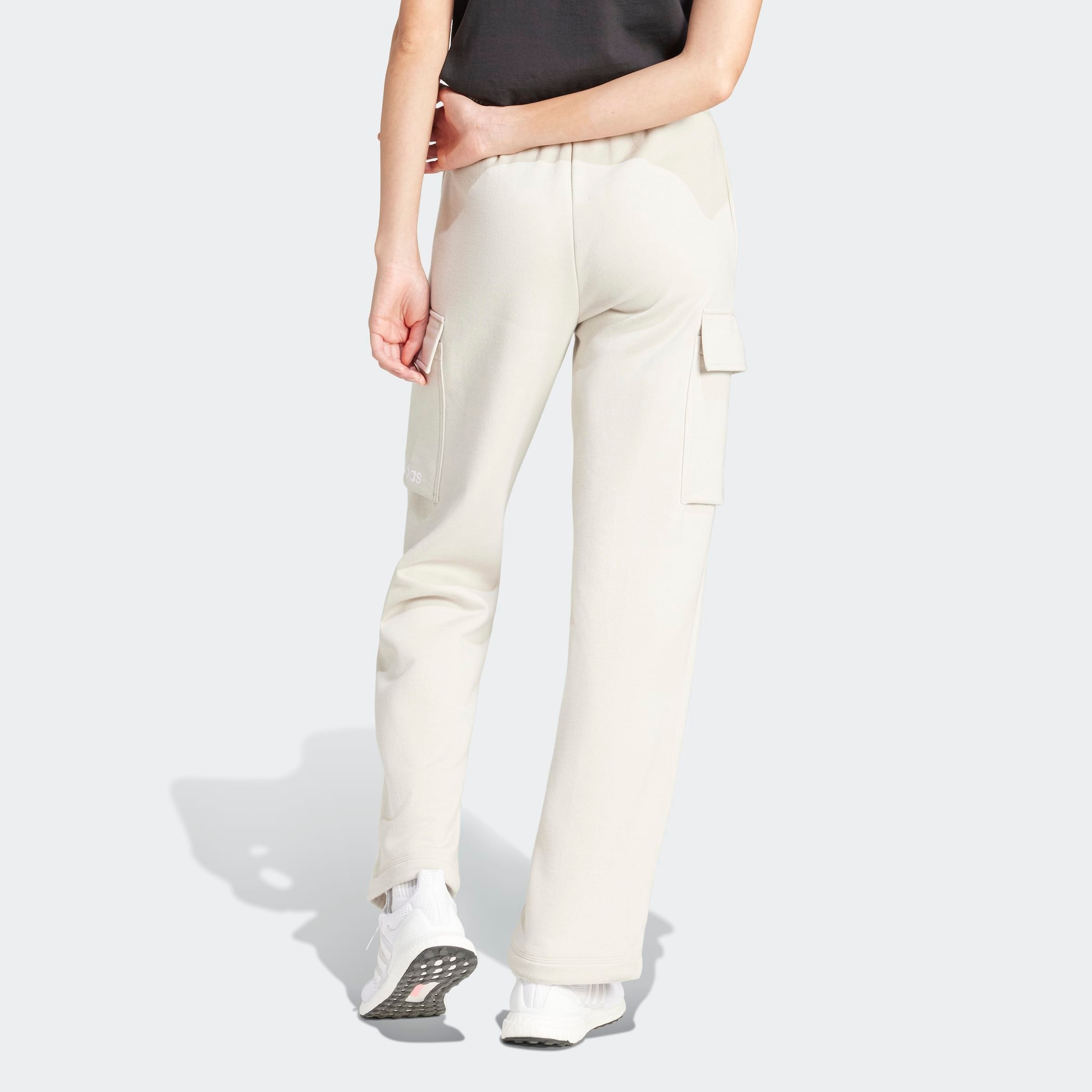 adidas Sportswear Sporthose »W LIN FL CARGO«, (1 tlg.), Cargohose mit flauschiger Innenseite, regulär geschnitten, hoher Bund