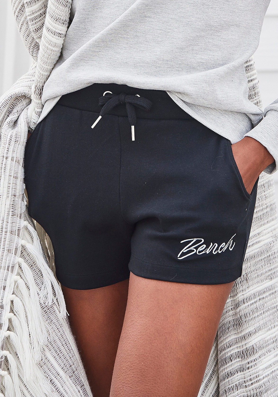 mit Relaxshorts, BAUR Logostickerei kleiner Bench. | glänzenden kaufen