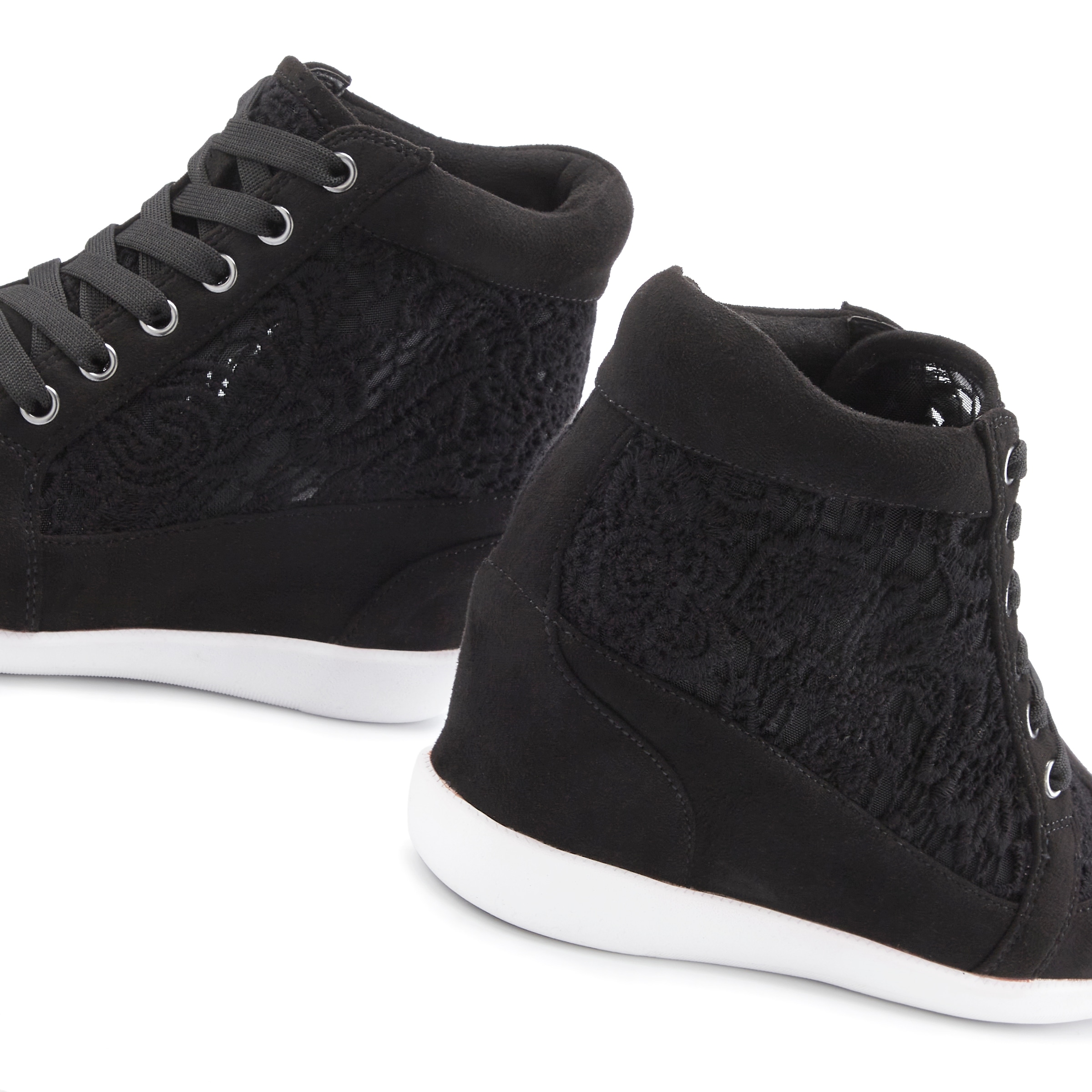 LASCANA Sneaker »Freizeitschuh,«, mit innenliegendem Keilabsatz und Spitzendetails