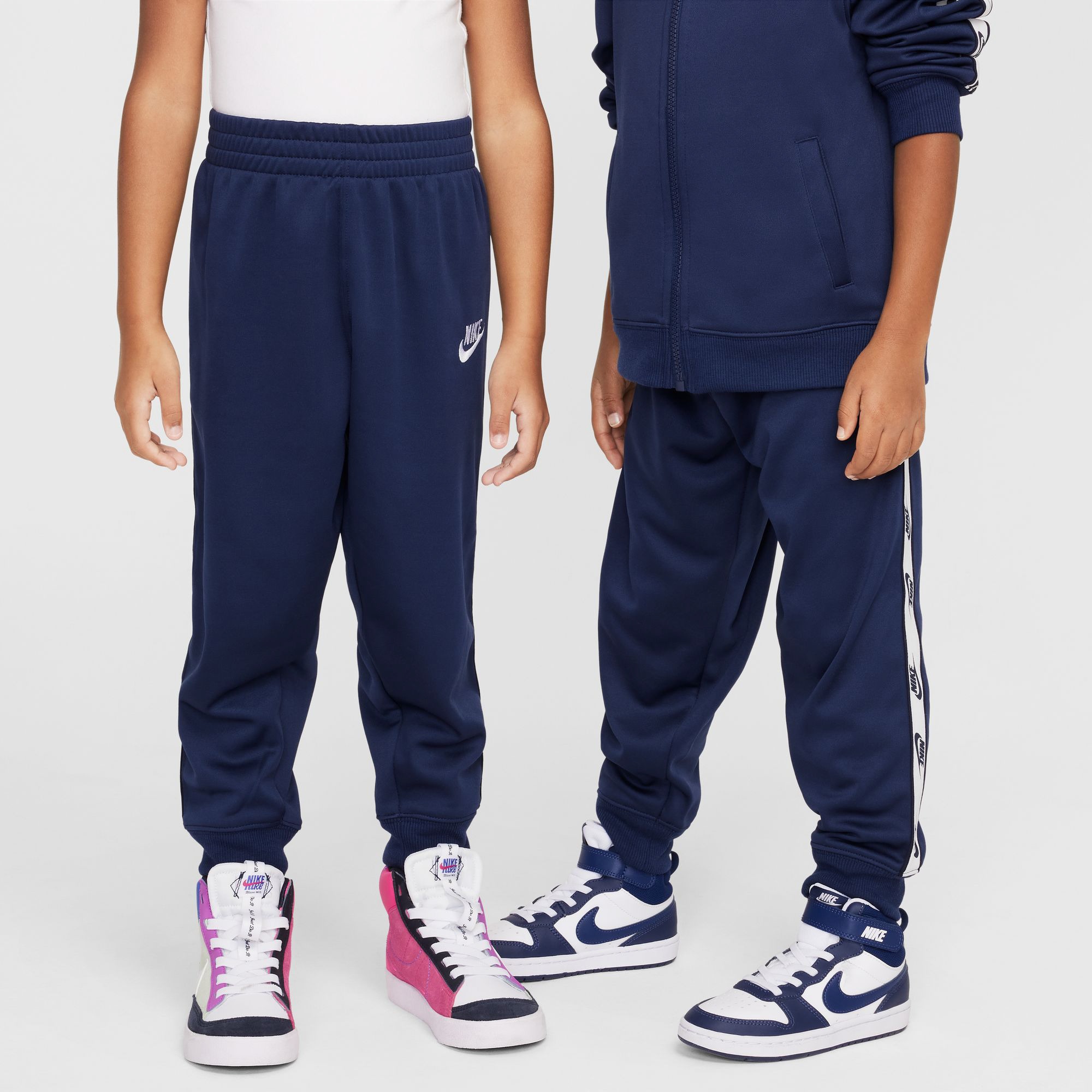 Nike Sportswear Trainingsanzug »NKN FULL ZIP SET WITH LOGO TAP« 2 tlg. zweiteiliges Set, für Kinder, aus Polyester