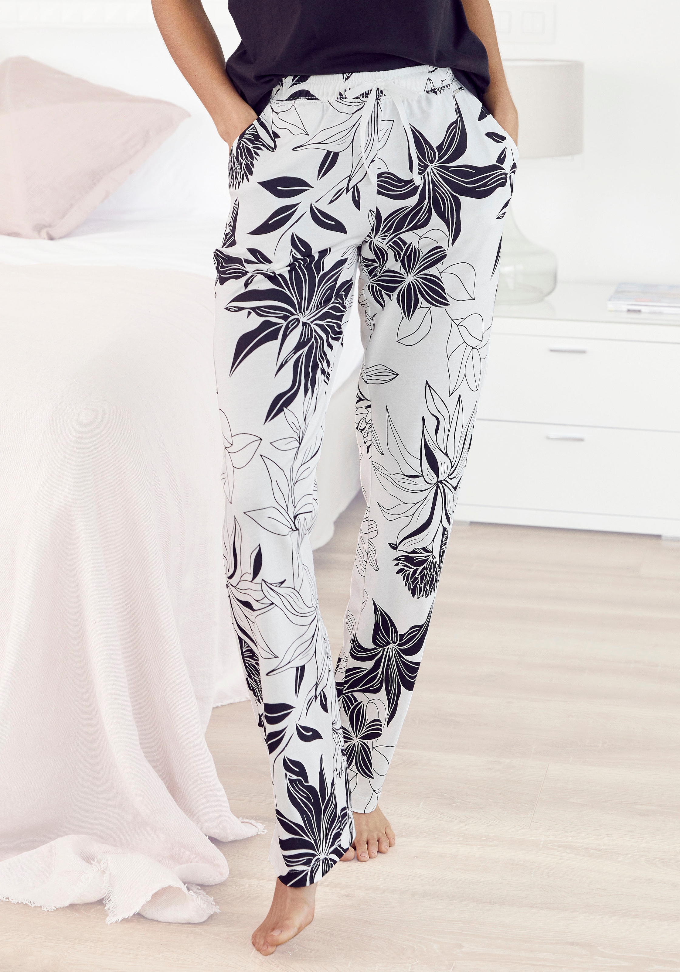 LASCANA Pyjamahose mit floralem Druck