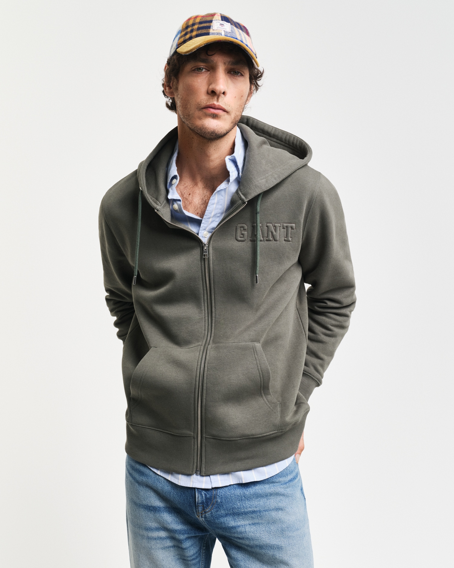 Gant Kapuzensweatjacke "EMBOSSED FULL-ZIP HOODIE", eine erhabene GANT-Grafikprägung auf der Brust