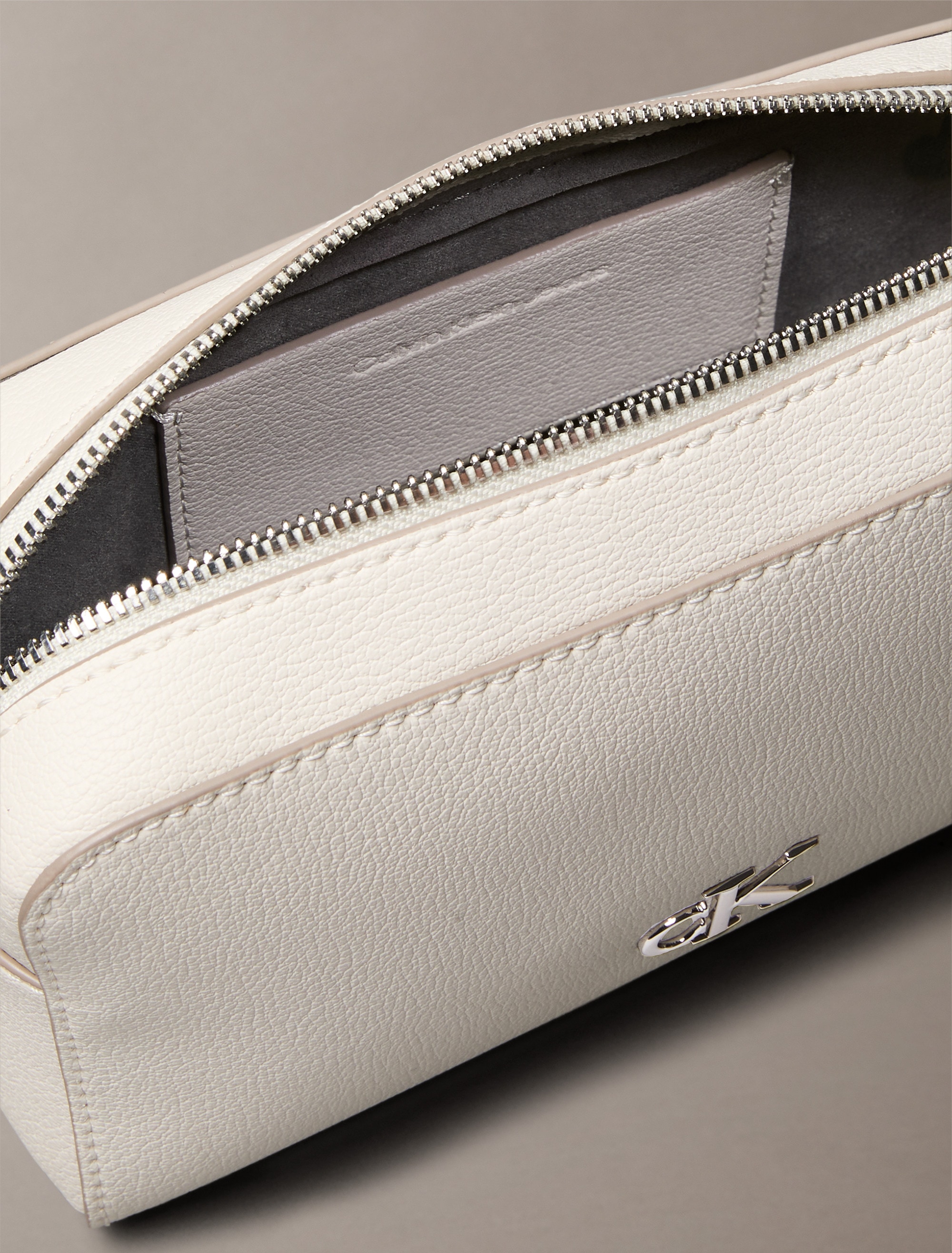 Calvin Klein Jeans Mini Bag »MINIMAL MONOGRAM CAMERA BAG 20«, Damen Schultertasche klein, Umhängetasche mit abnehmbarem Gurt