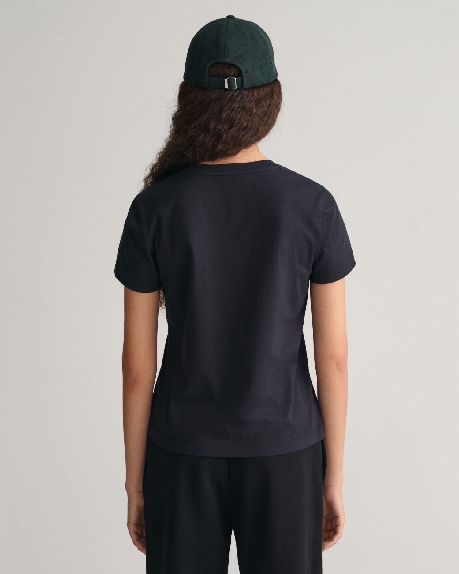 Gant T-Shirt »REG SHIELD KA T-SHIRT«, mit einer kleinen aufgestickten Wappen-Grafik auf der Brust