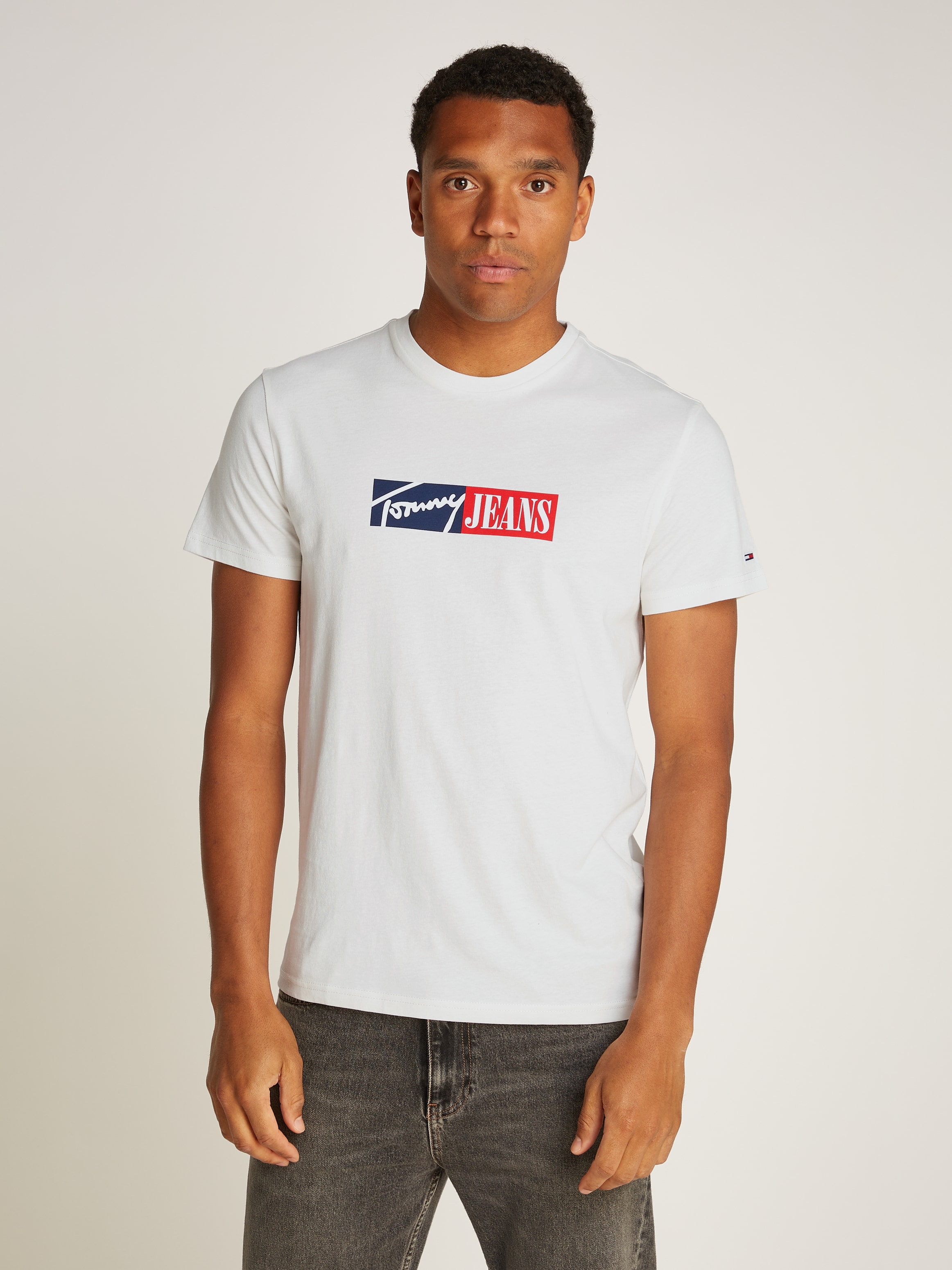 Tommy Jeans Plus Rundhalsshirt "TJM SLIM ENTRY GRAPHIC TEE EXT", in Großen Größen, mit Logostickerei am Ärmel