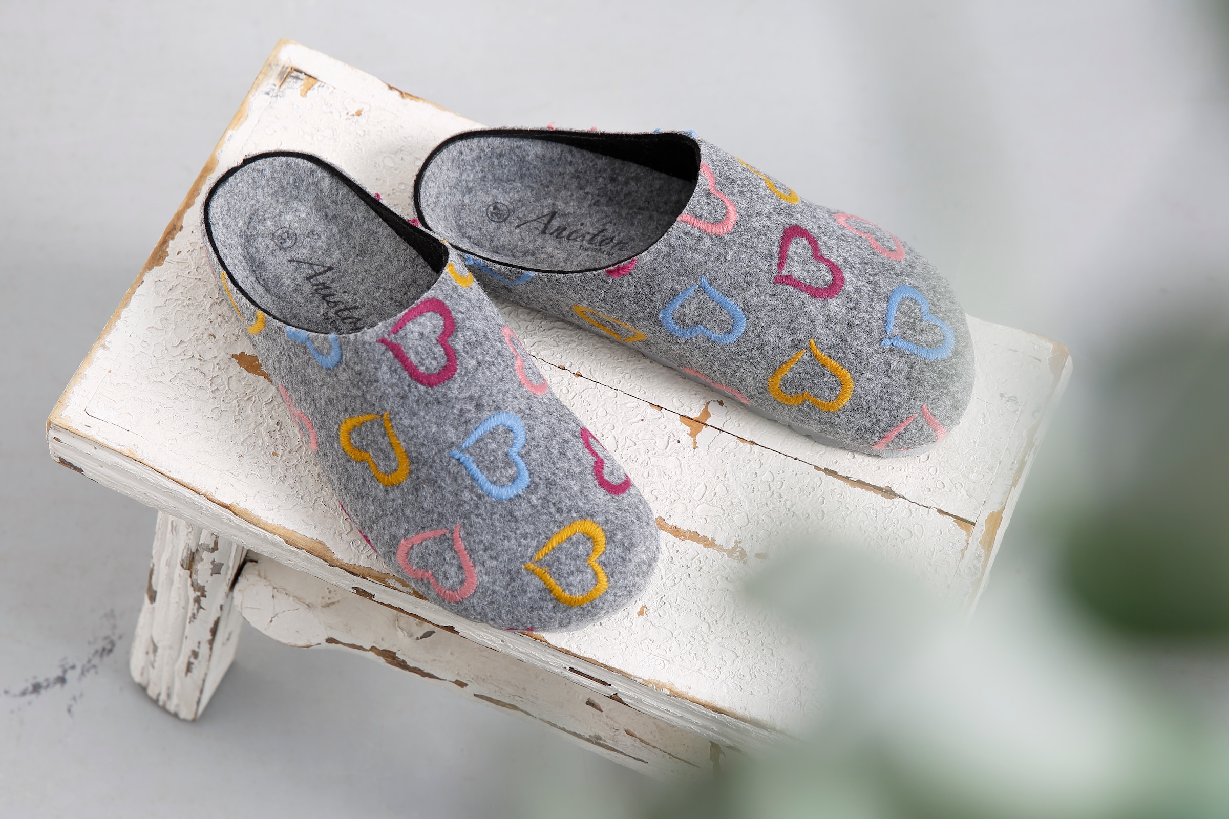 Aniston SHOES Clog, Homeslipper, Hausschuh mit süßer Herzchen-Stickerei - NEUE KOLLEKTION
