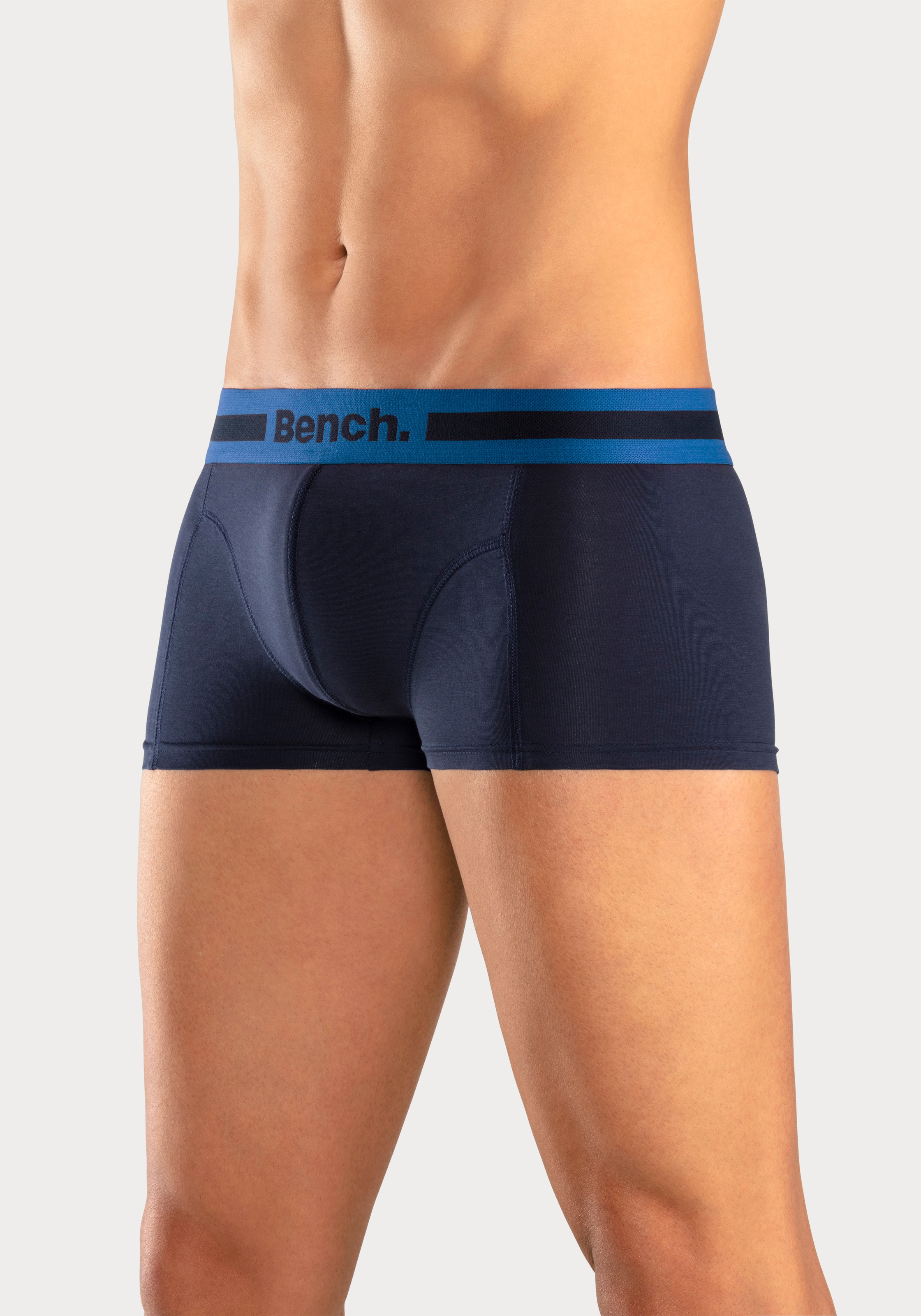 Bench. Boxershorts, (Packung, 4 St.), in Hipster-Form mit Overlock-Nähten vorn