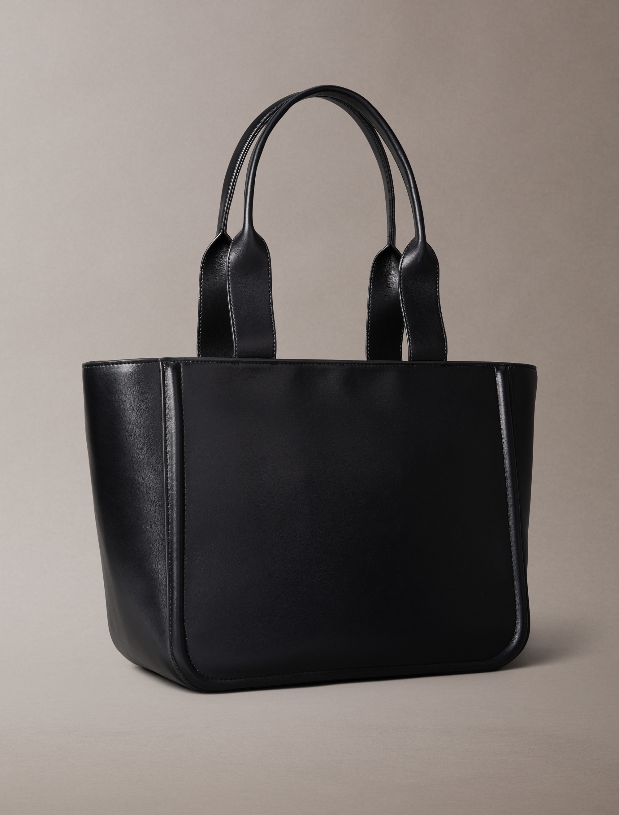 Calvin Klein Tragetasche »RAISED CK MEDIUM TOTE«, Damen Henkeltasche, Schultertasche mit großem CK-Logo