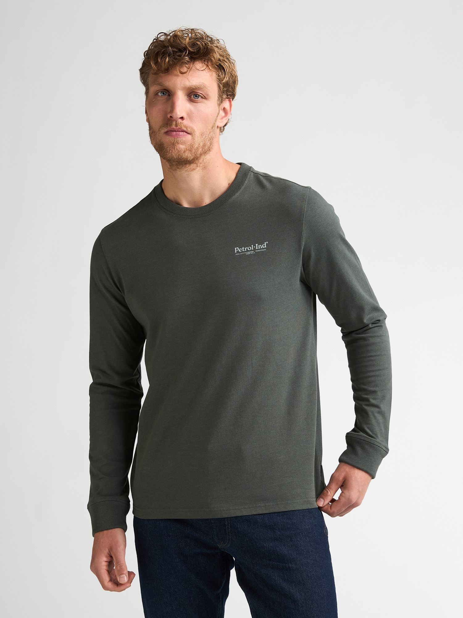 Petrol Industries Langarmshirt mit Rundhalsausschnitt, kleine Logoprägung