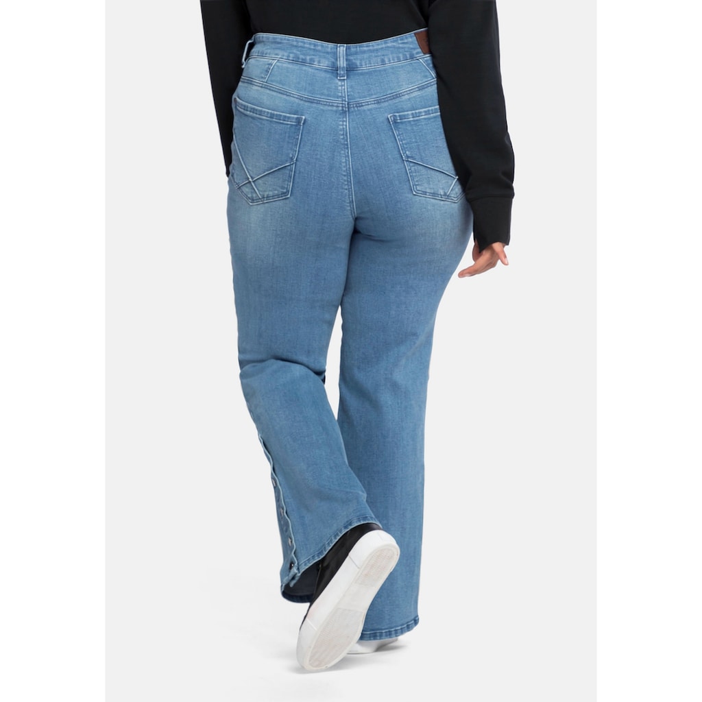 Sheego Bootcut-Jeans »Große Größen«, mit Zierknopfleiste am Saum