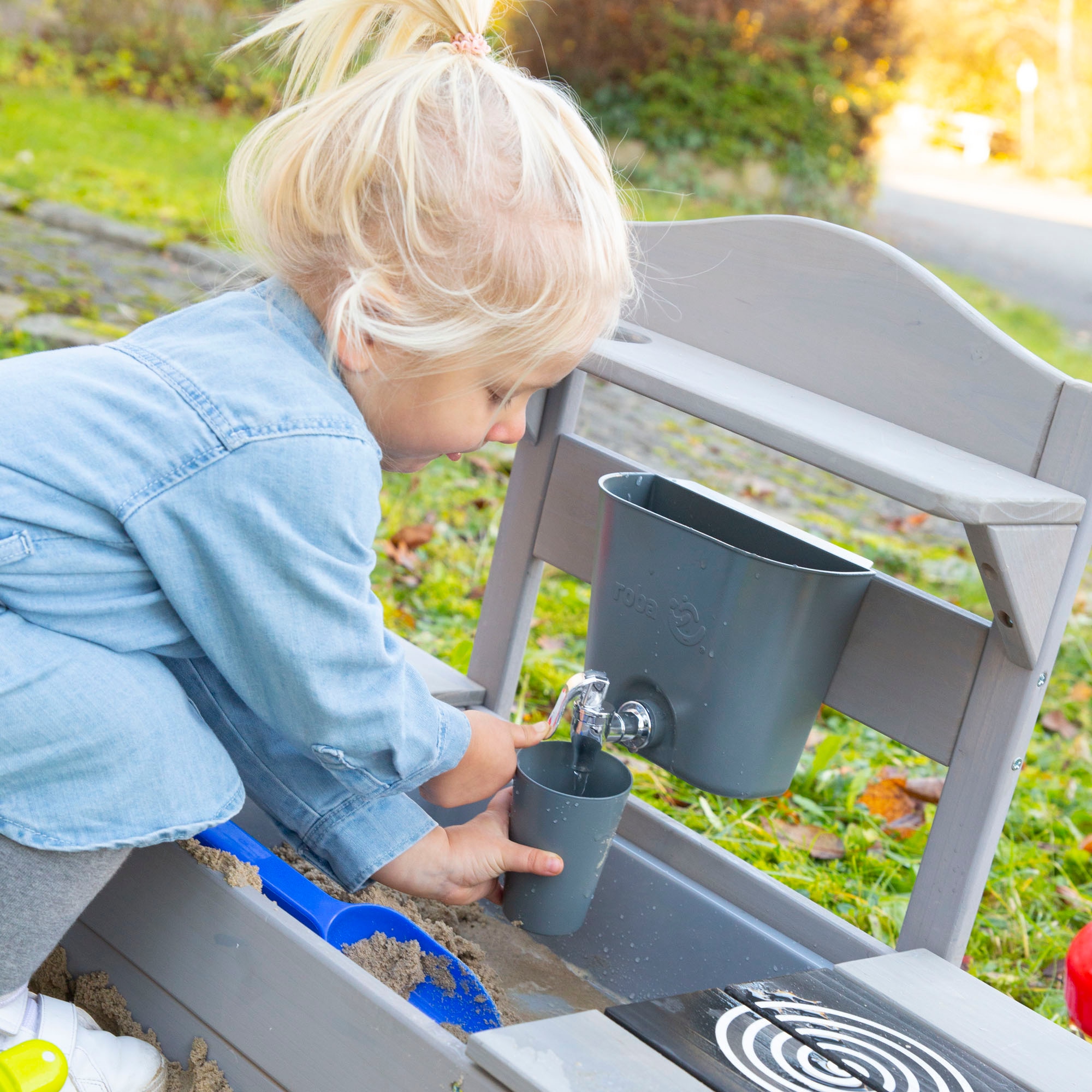 roba® Outdoor-Spielküche »Matschküche in Haus-Optik, grau lasiert, aus Holz«, FSC® - schützt Wald - weltweit