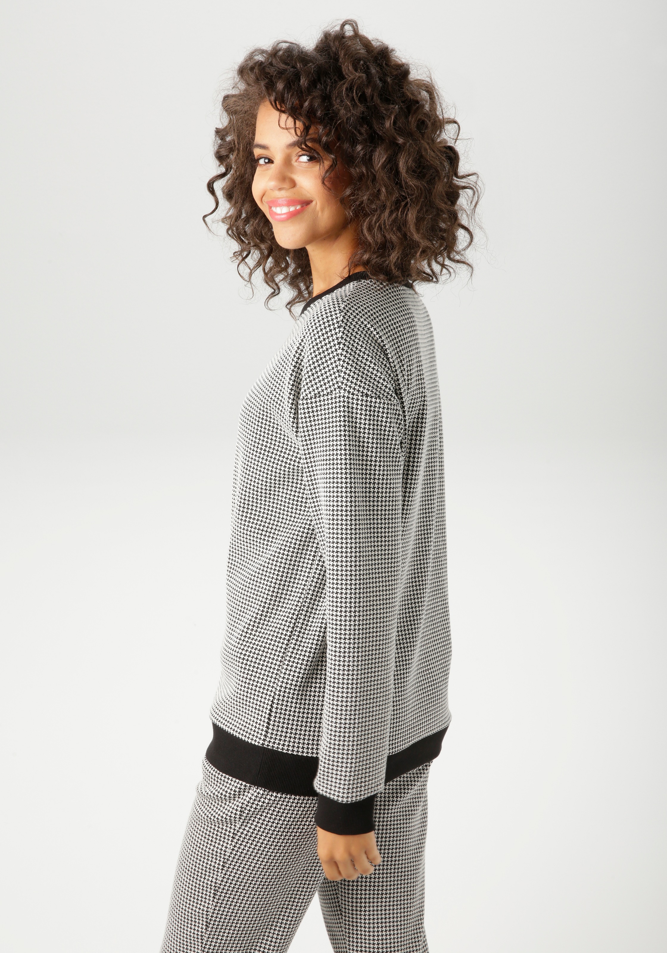 Aniston CASUAL Sweatshirt, mit trendigem Hahnentritt-Muster - NEUE KOLLEKTION