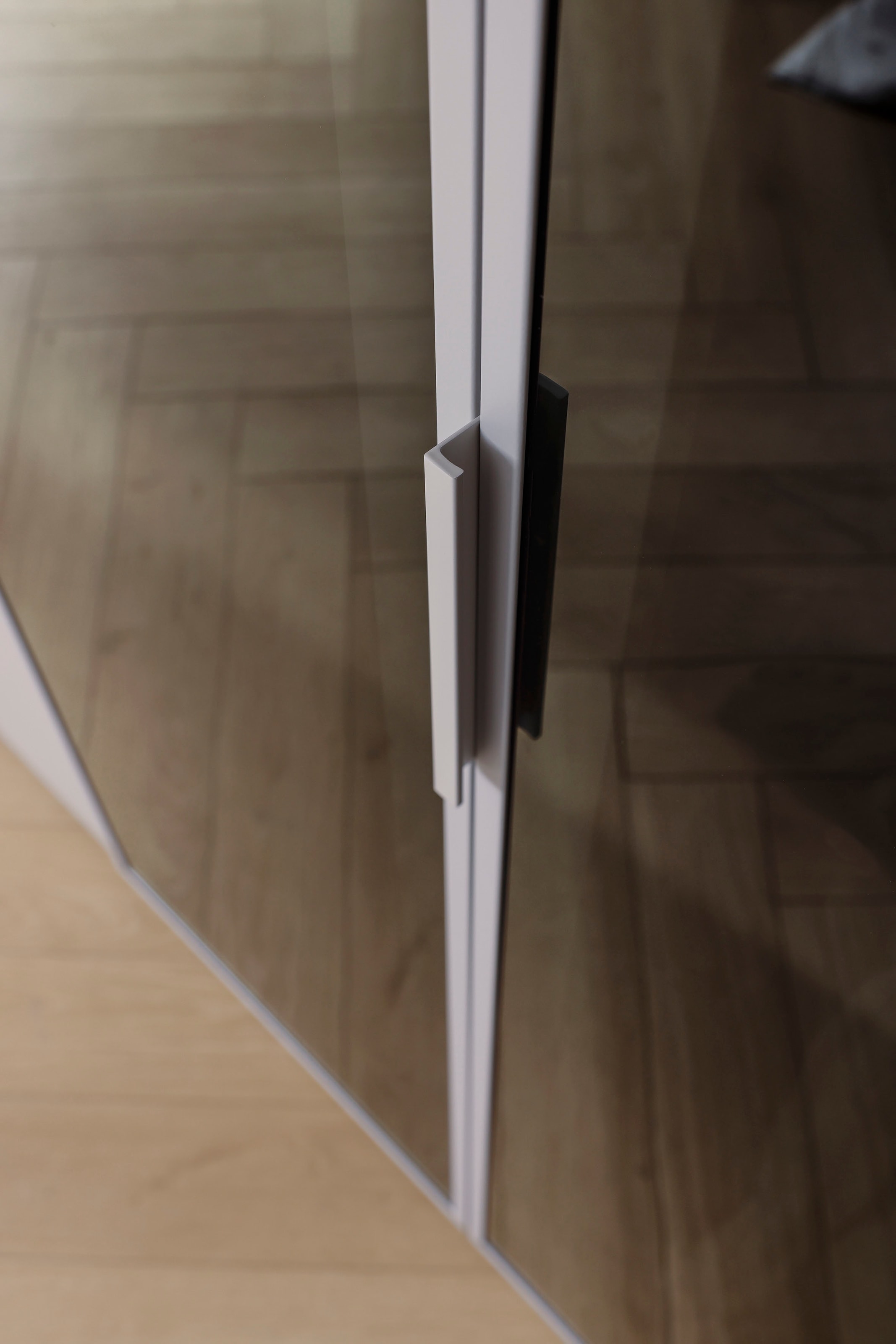 rauch Drehtürenschrank »Schrank Garderobe SKAT SHINE Breiten 151/201/251/301cm, Höhe 223/235cm« 3 verschiedene Ausstattungen BASIC/CLASSIC/PREMIUM (inkl. SOFT-CLOSE),  edle Schrankfront mittig hochwertige Glasrahmentüren MADE IN GERMANY