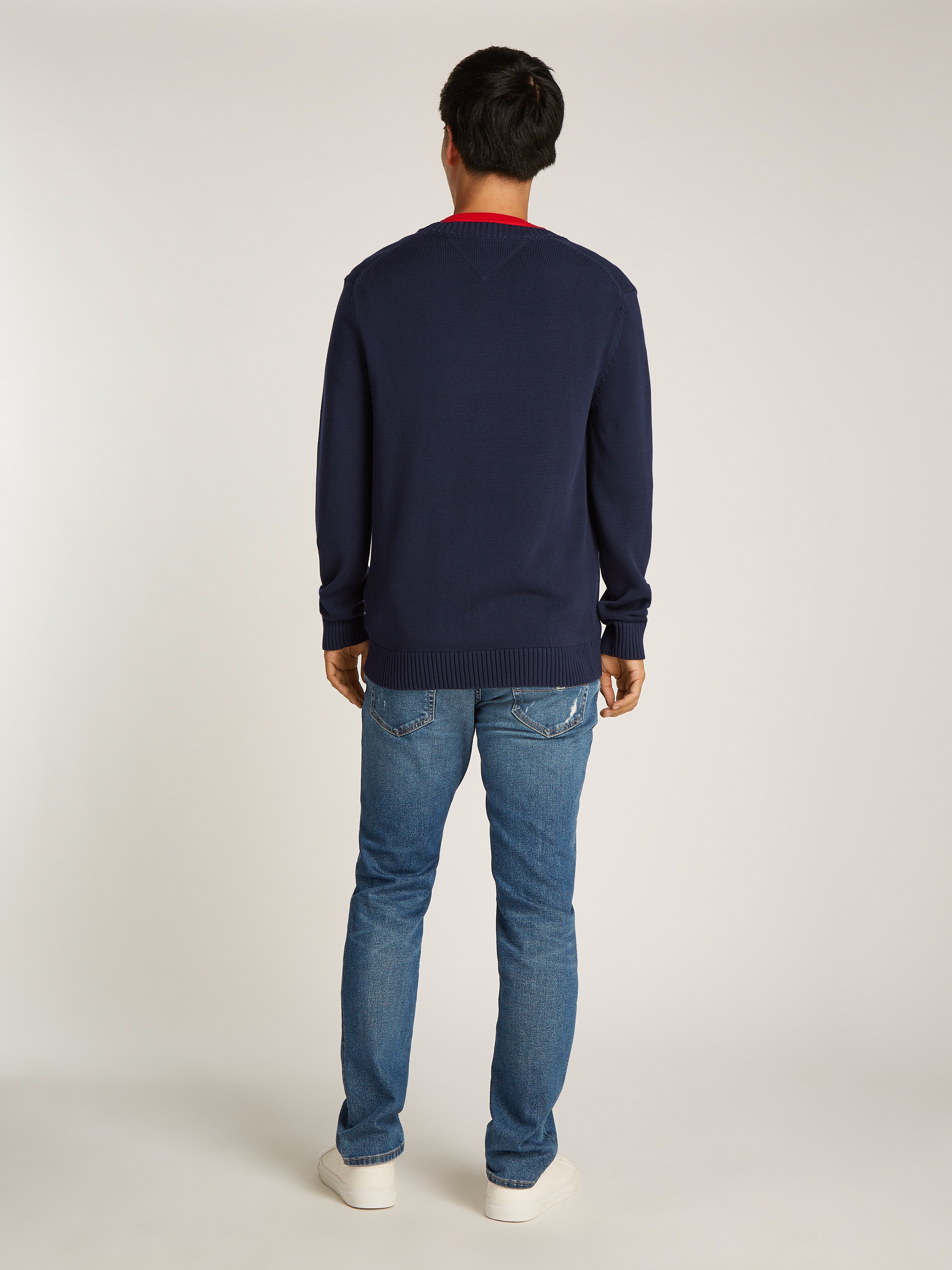 Tommy Jeans Strickpullover »TJM SLIM ESSNTLS C-NECK SWEATER«, mit Markenlogo auf der Brust