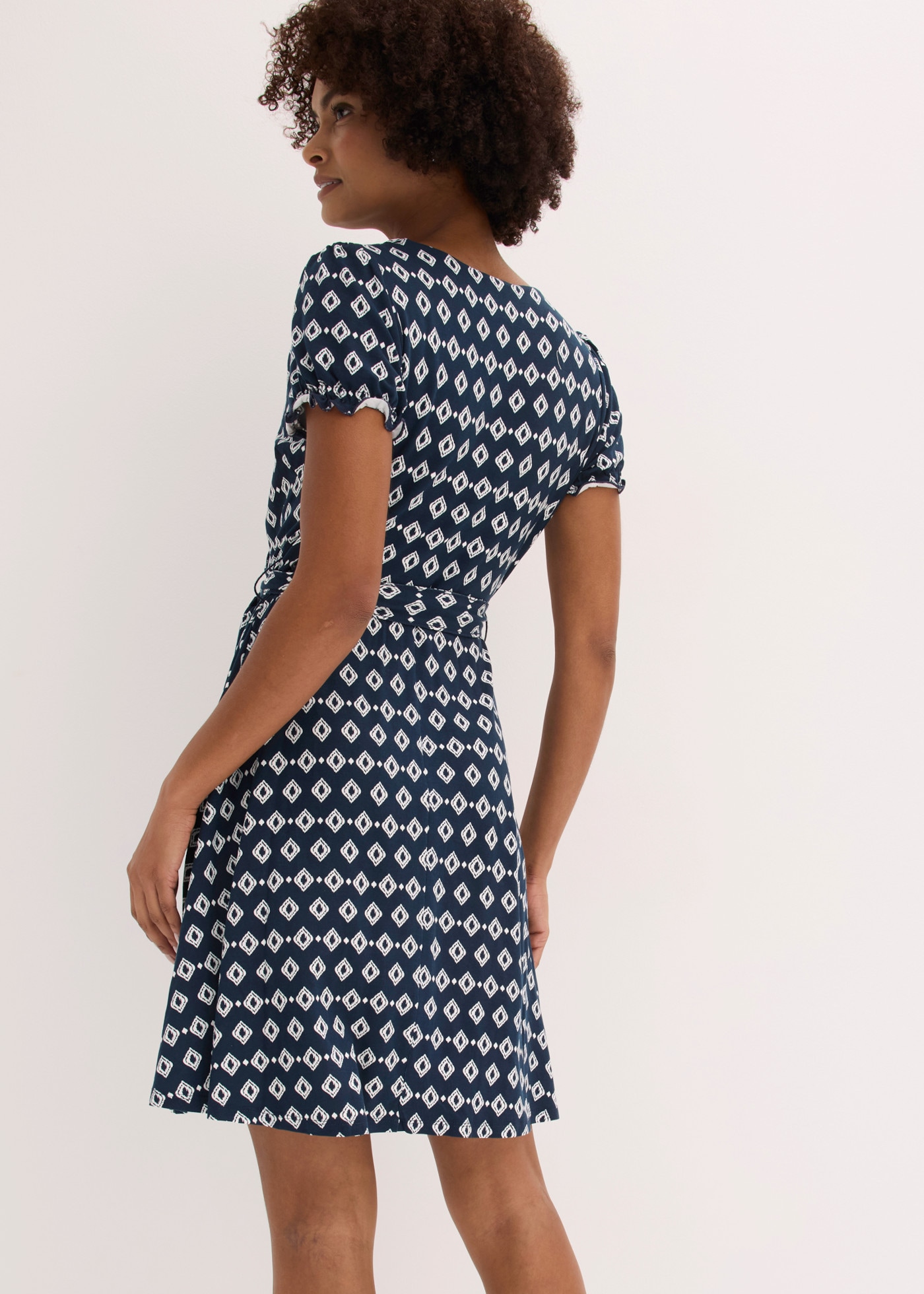 bonprix Jerseykleid ausgestellte Passform, figurumspielendes Design, mit Allover-Print