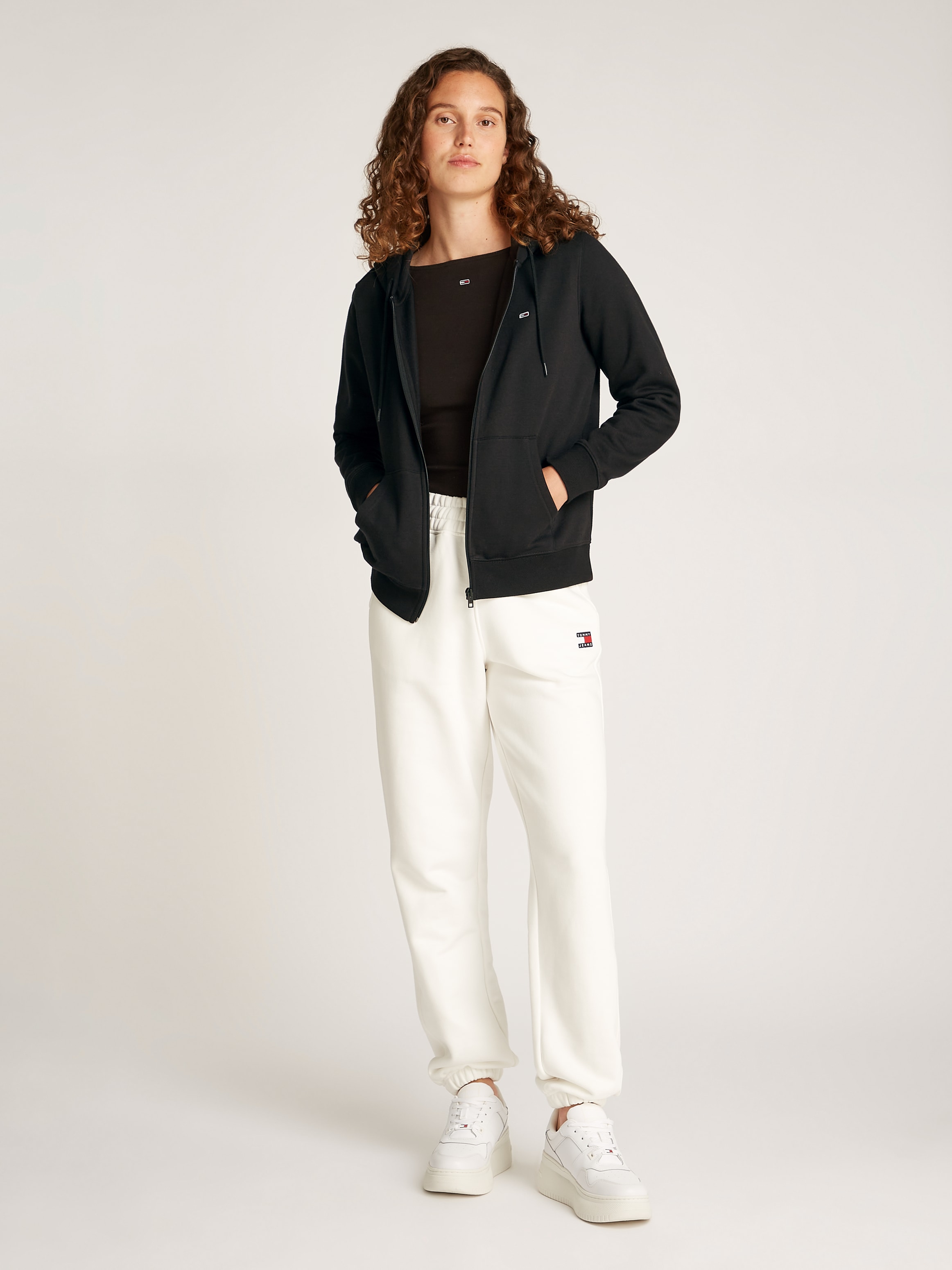 Tommy Jeans Sweatjacke »TJW REG S FLAG ZIP THRU«, mit Logostickerei