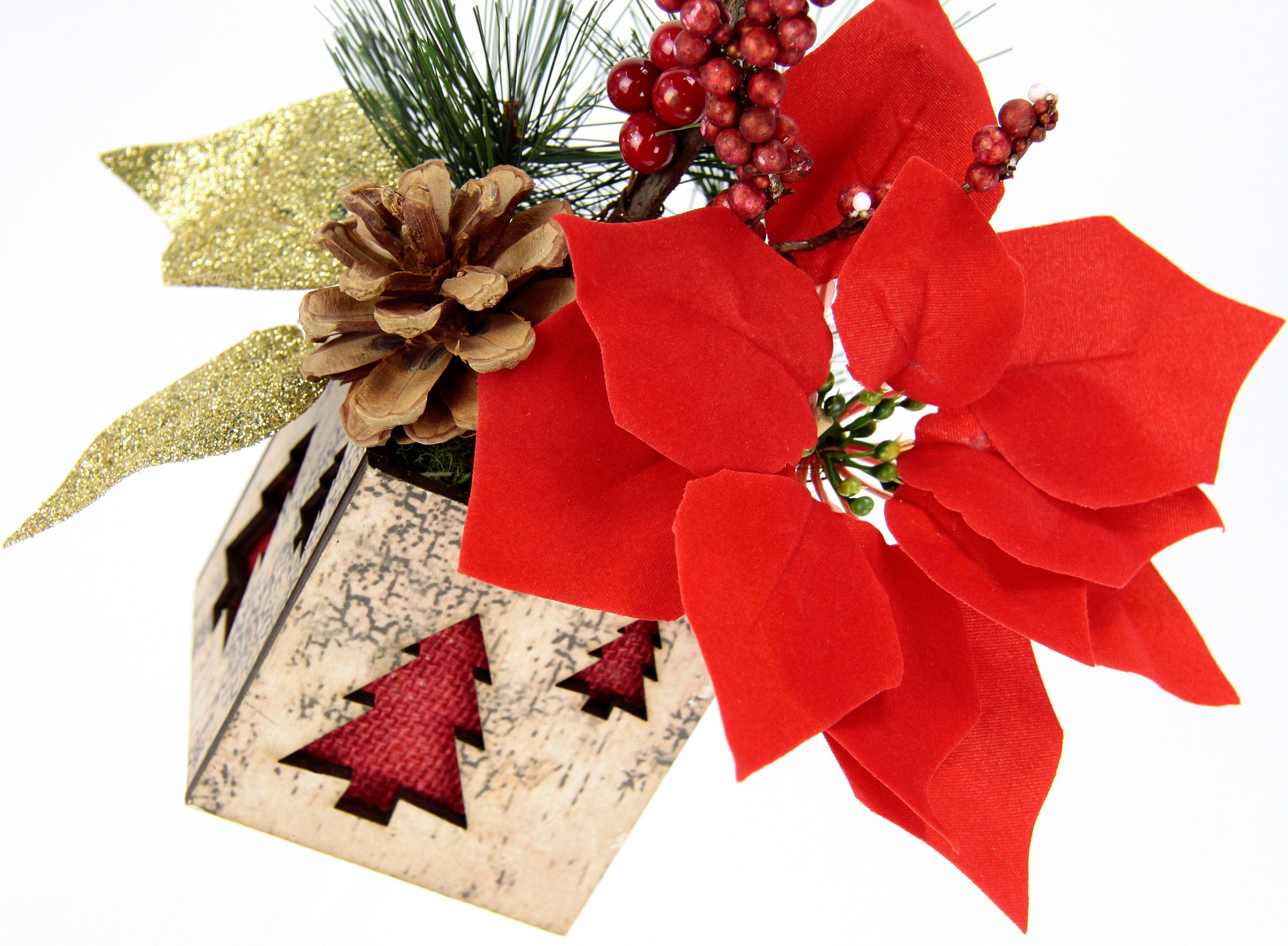 I.GE.A. Winterliche Kunstpflanze »Gesteck mit Poinsettia im Topf, Weihnachtsstern, Weihnachtsdeko,«, Kunstblumen-Gesteck mit Beeren, Zapfen und Tannenzweigen