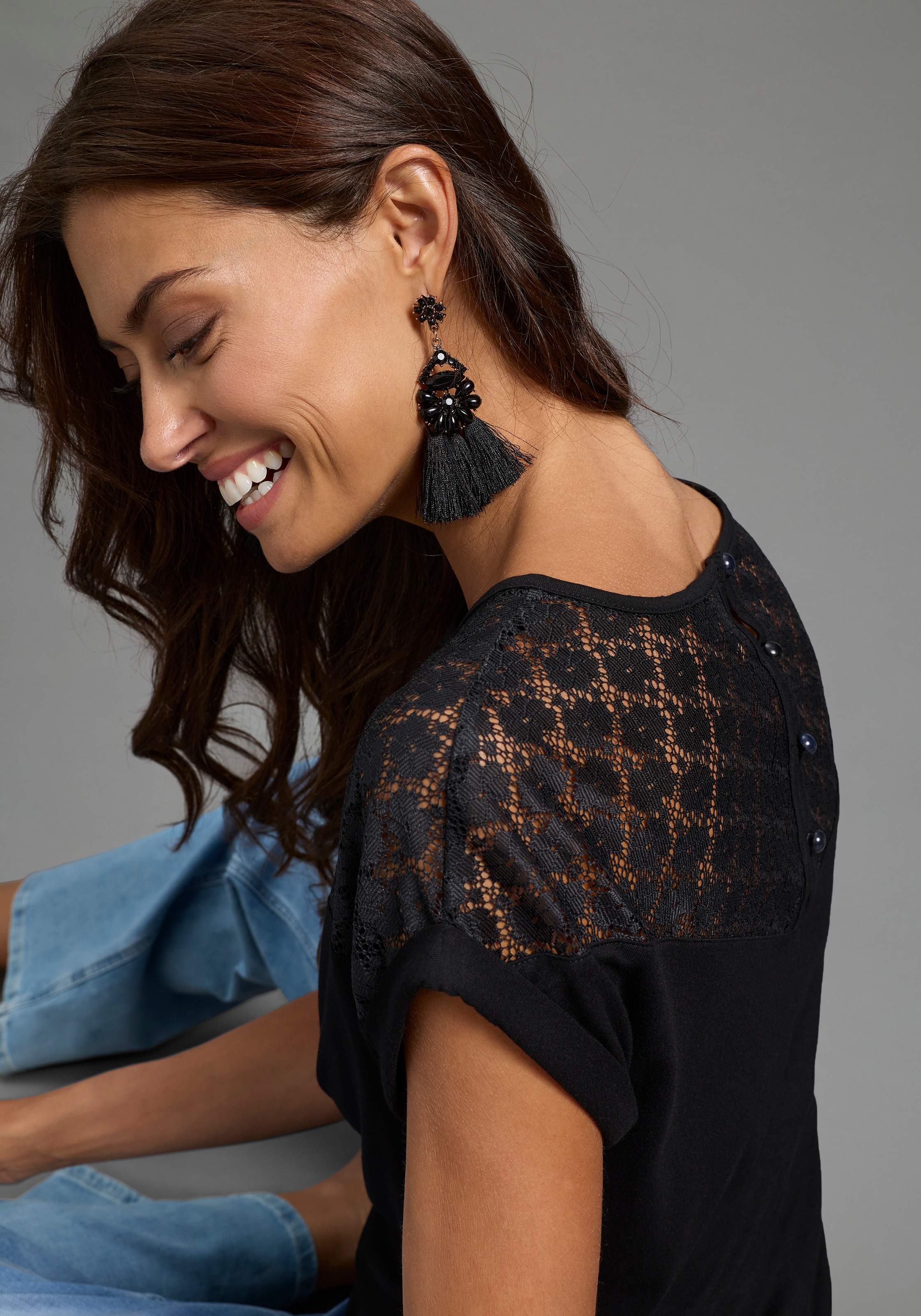 Thumbnail - Laura Scott Spitzenshirt mit Zierknopfleiste am Rücken