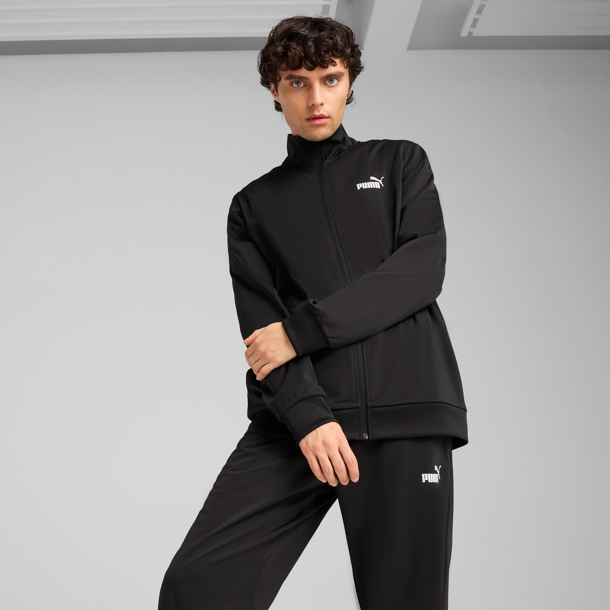 PUMA Trainingsanzug »ESS POLY SUIT CL«, (2 tlg.), Sportanzug im Casual Style