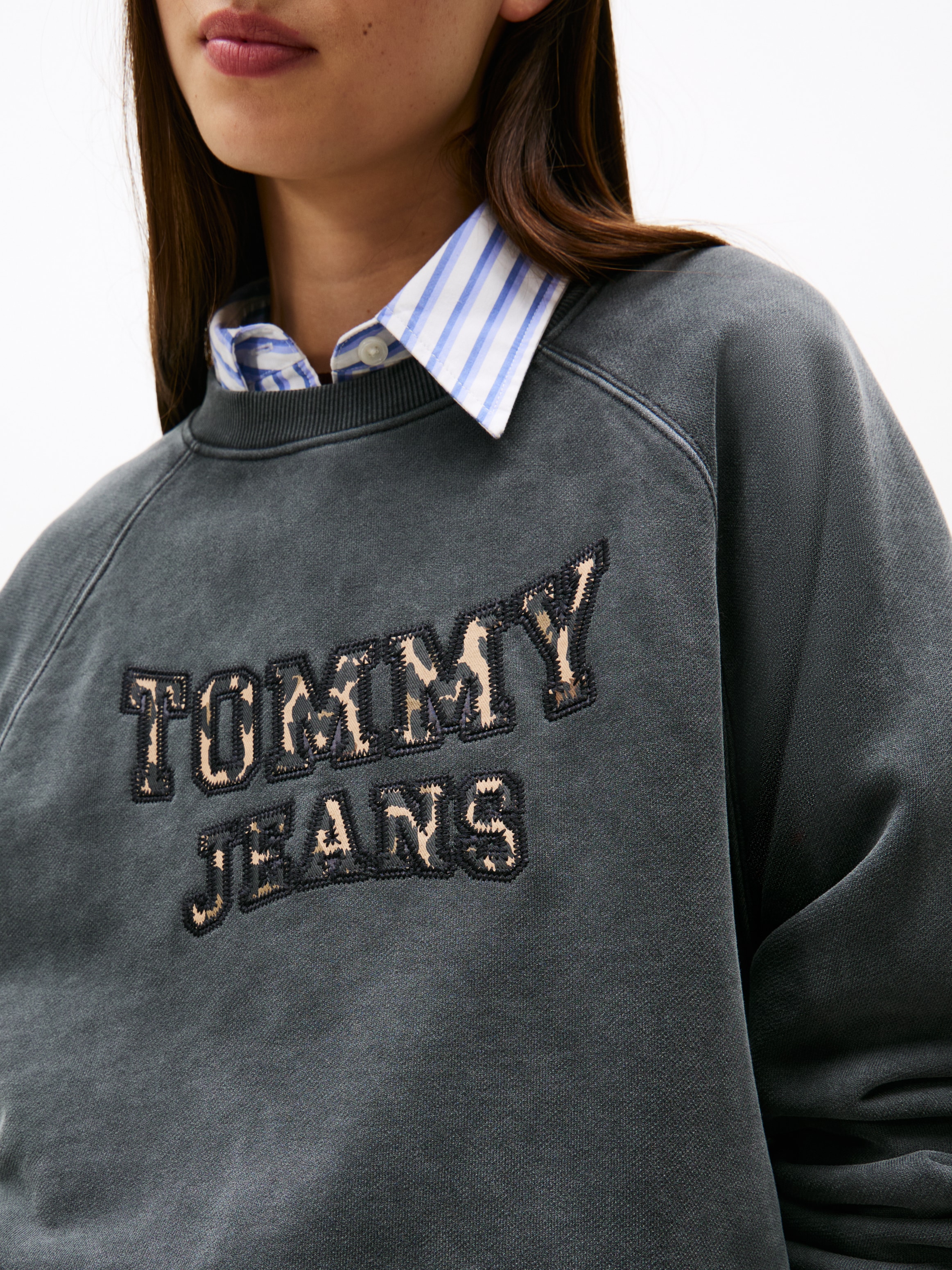 Tommy Jeans Sweatshirt »TJW BXY LEOPARD VARSITY CREW«