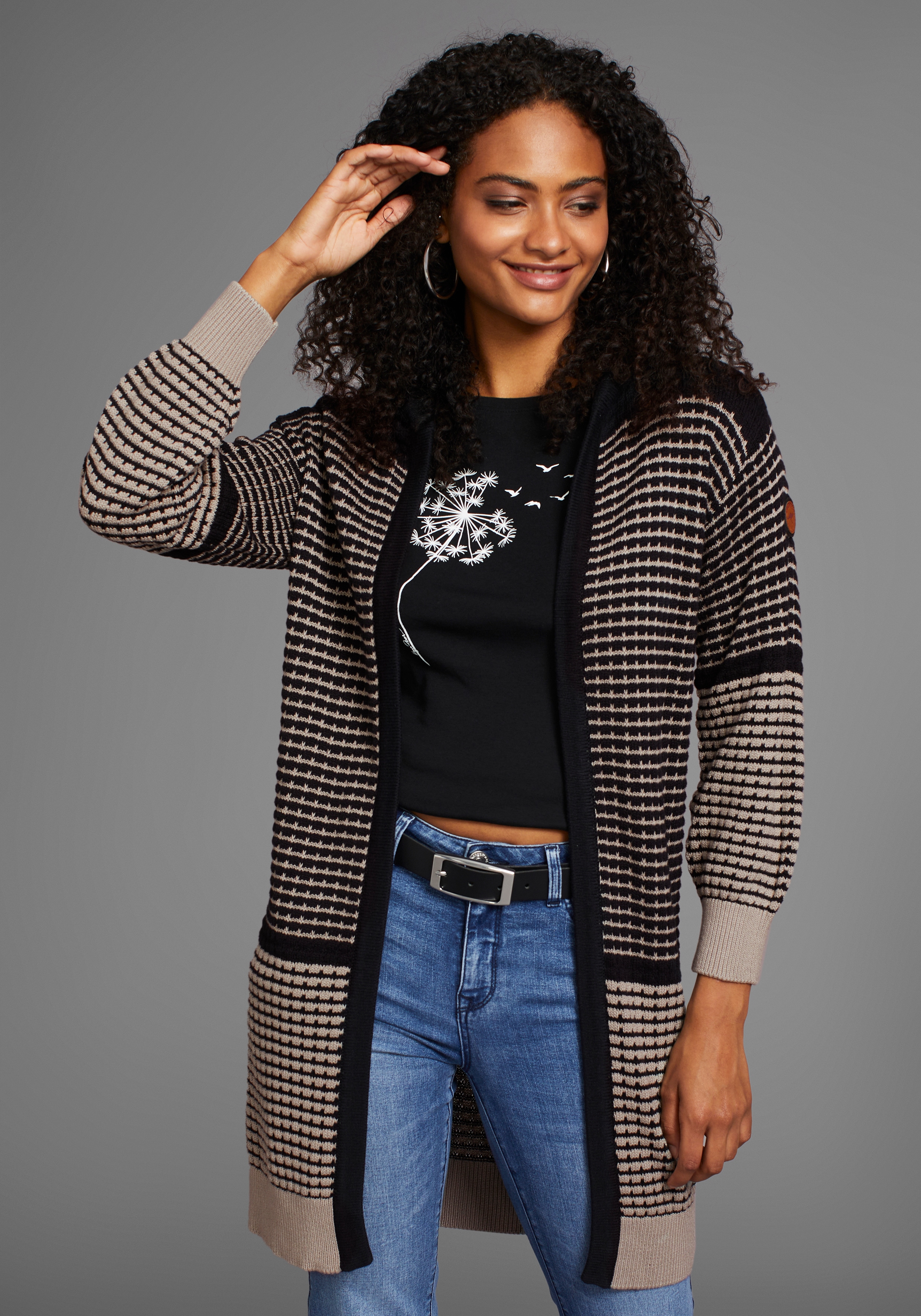 KangaROOS Kapuzenstrickjacke mit gemustertem Design, lange Form, lässig geschnitten
