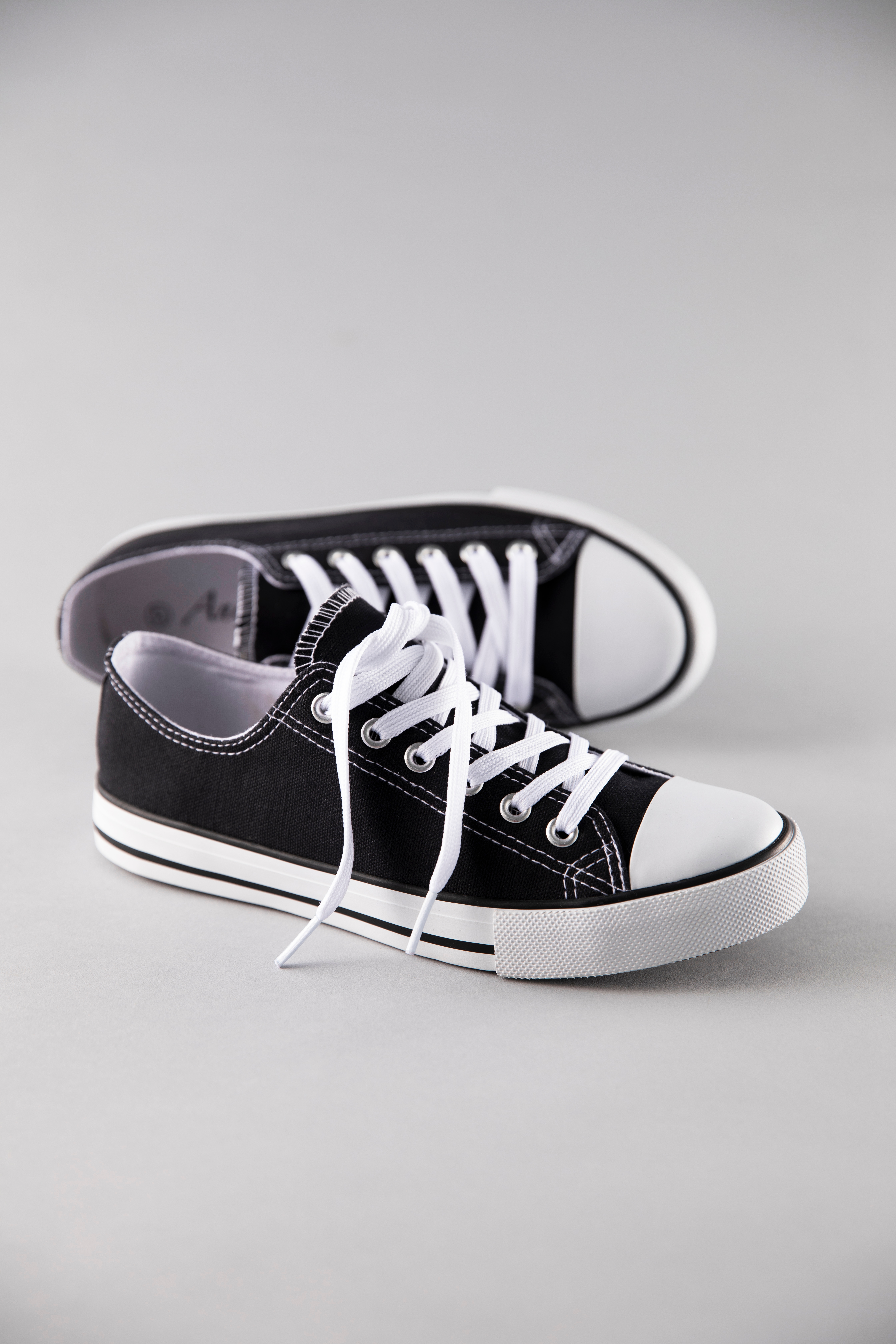 Aniston SHOES Sneaker Freizeitschuh, Sneaker mit klassischen umlaufenden schwarzen Streifen