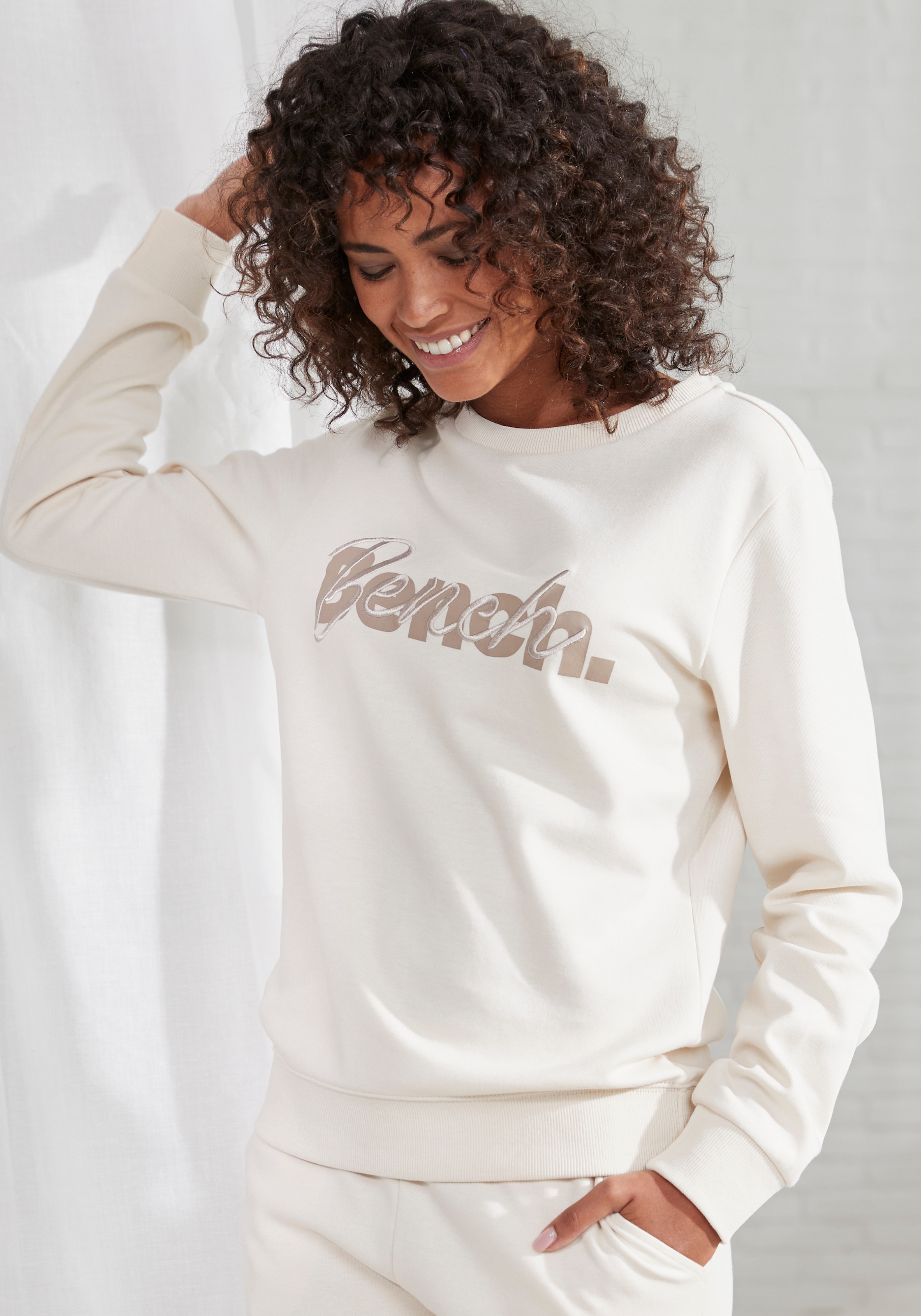 Bench. Loungewear Sweatshirt, mit Logodruck und Stickerei, Loungeanzug