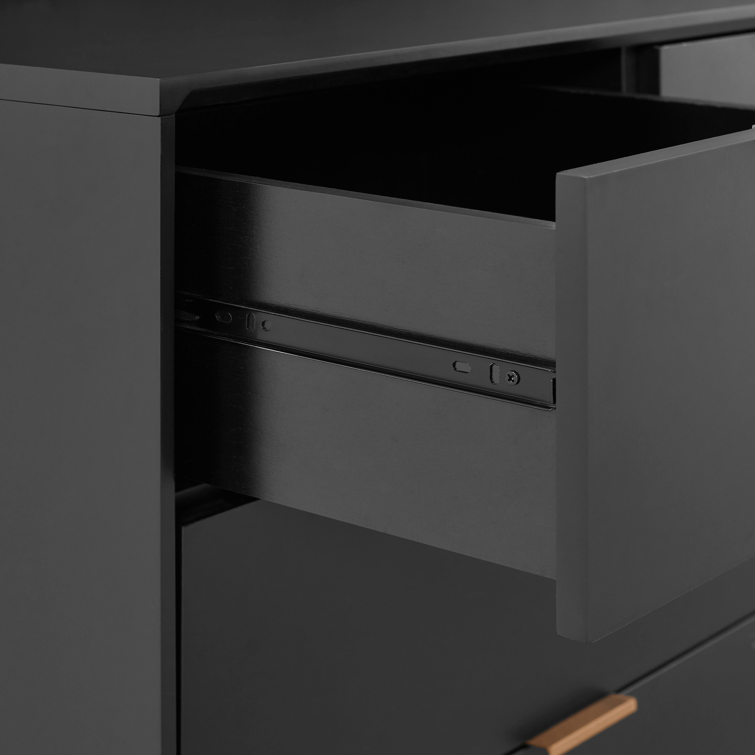 Leonique Kommode »Lavisha« FSC-zertifiziertes Holz kombiniert Melamin, verchromten Metallgriffen