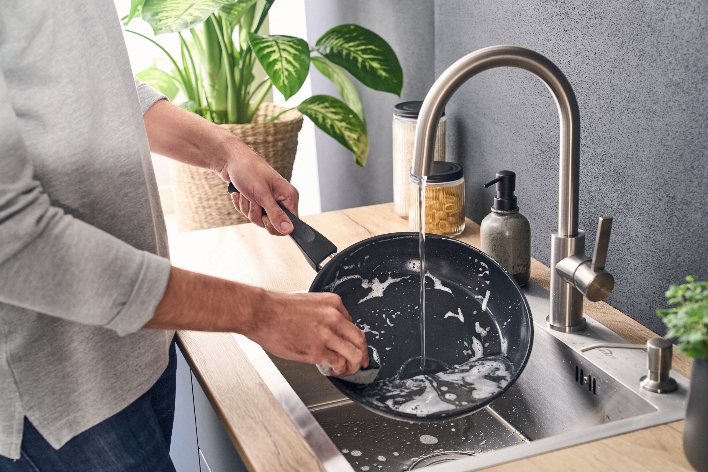 HENCKELS by ZWILLING Bratpfanne »Sleek« Aluminium 1 tlg. Keramikbeschichtung, Soft-Touch-Griff, leicht, Induktionsgeeignet