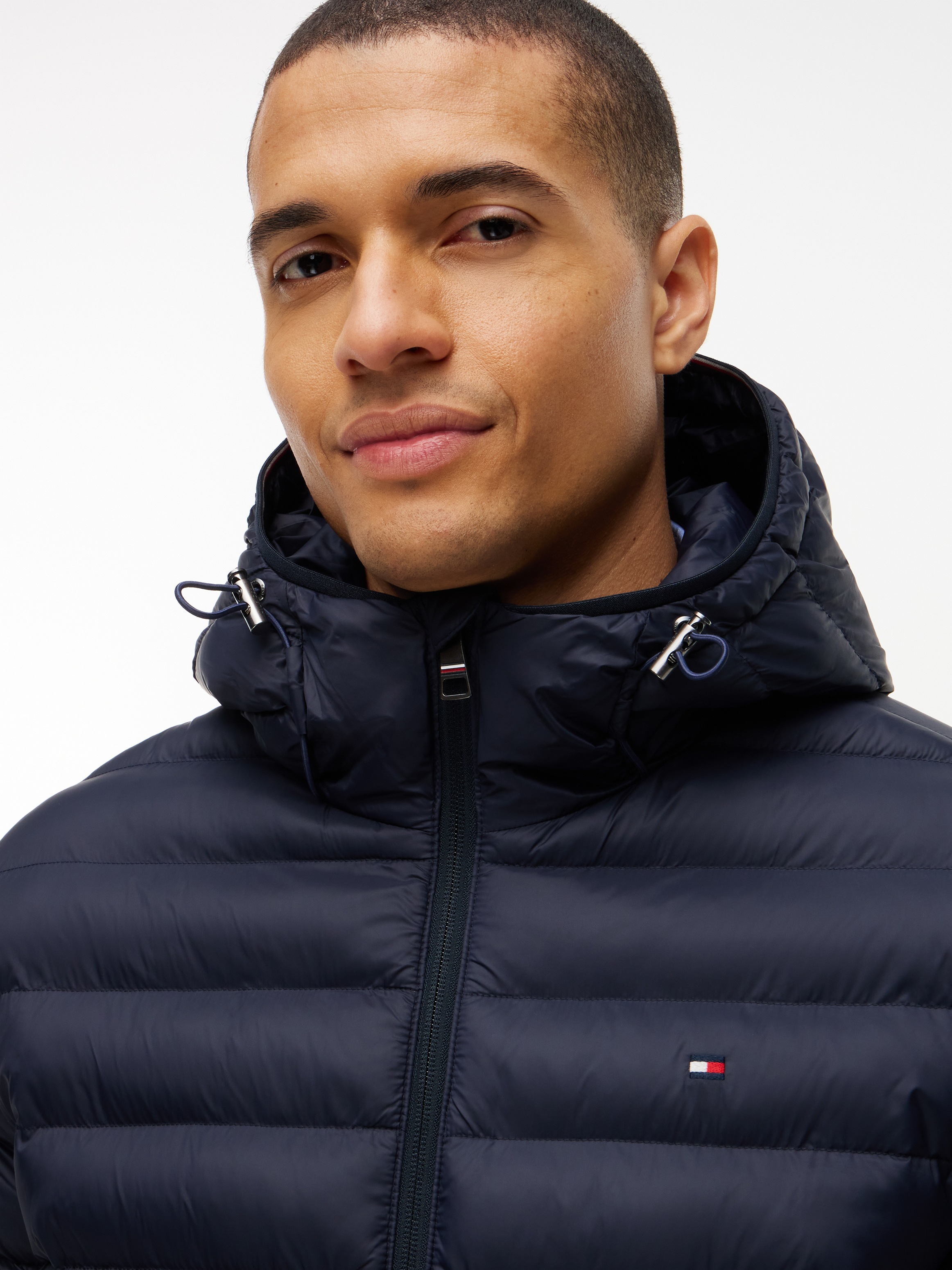 Tommy Hilfiger Steppjacke »PACKABLE RECYCLED HOODED« mit Kapuze sportive Kapuze mit Global Stripe