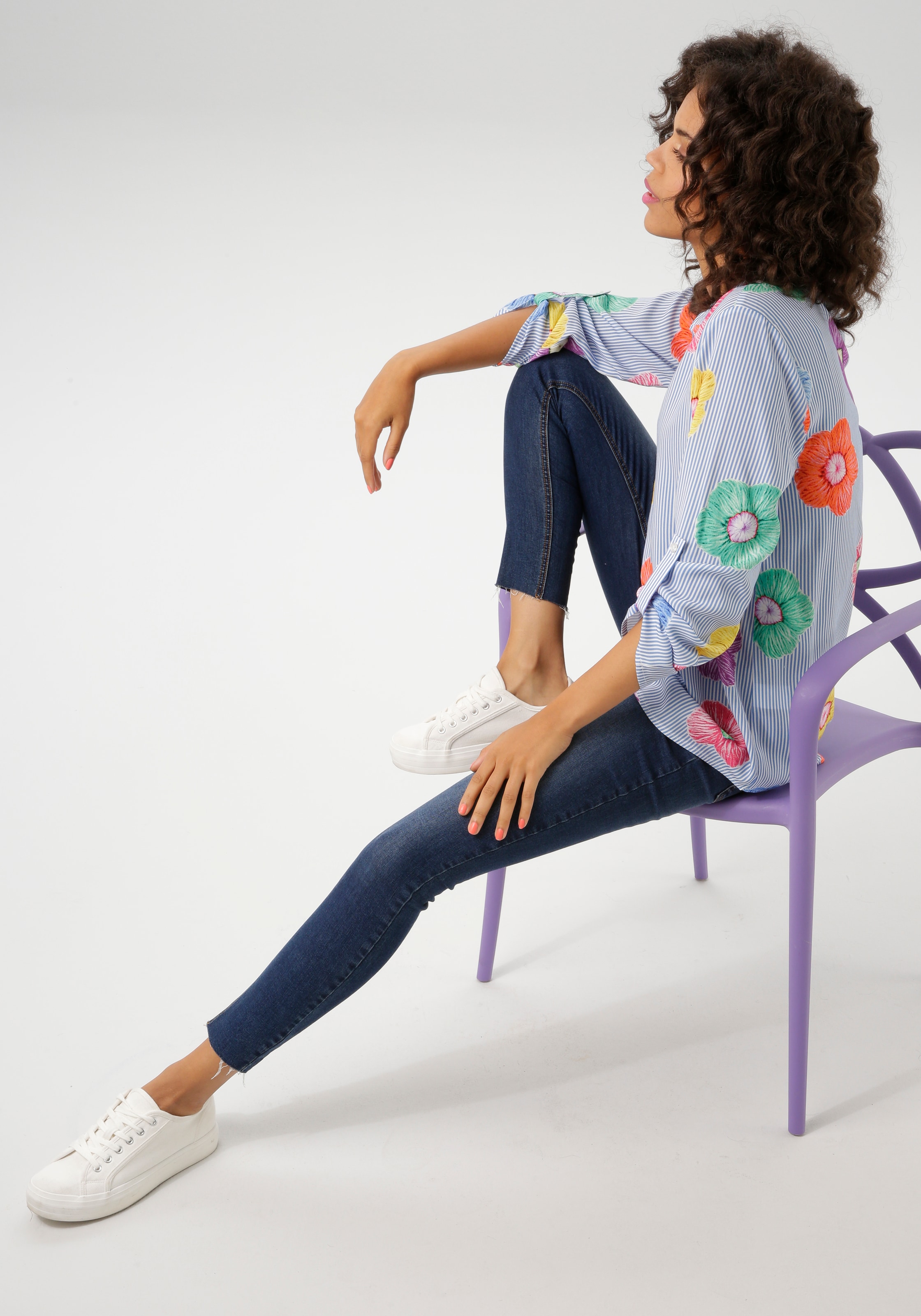 Aniston CASUAL Schlupfbluse, gestreift und mit bunten Blüten verziert