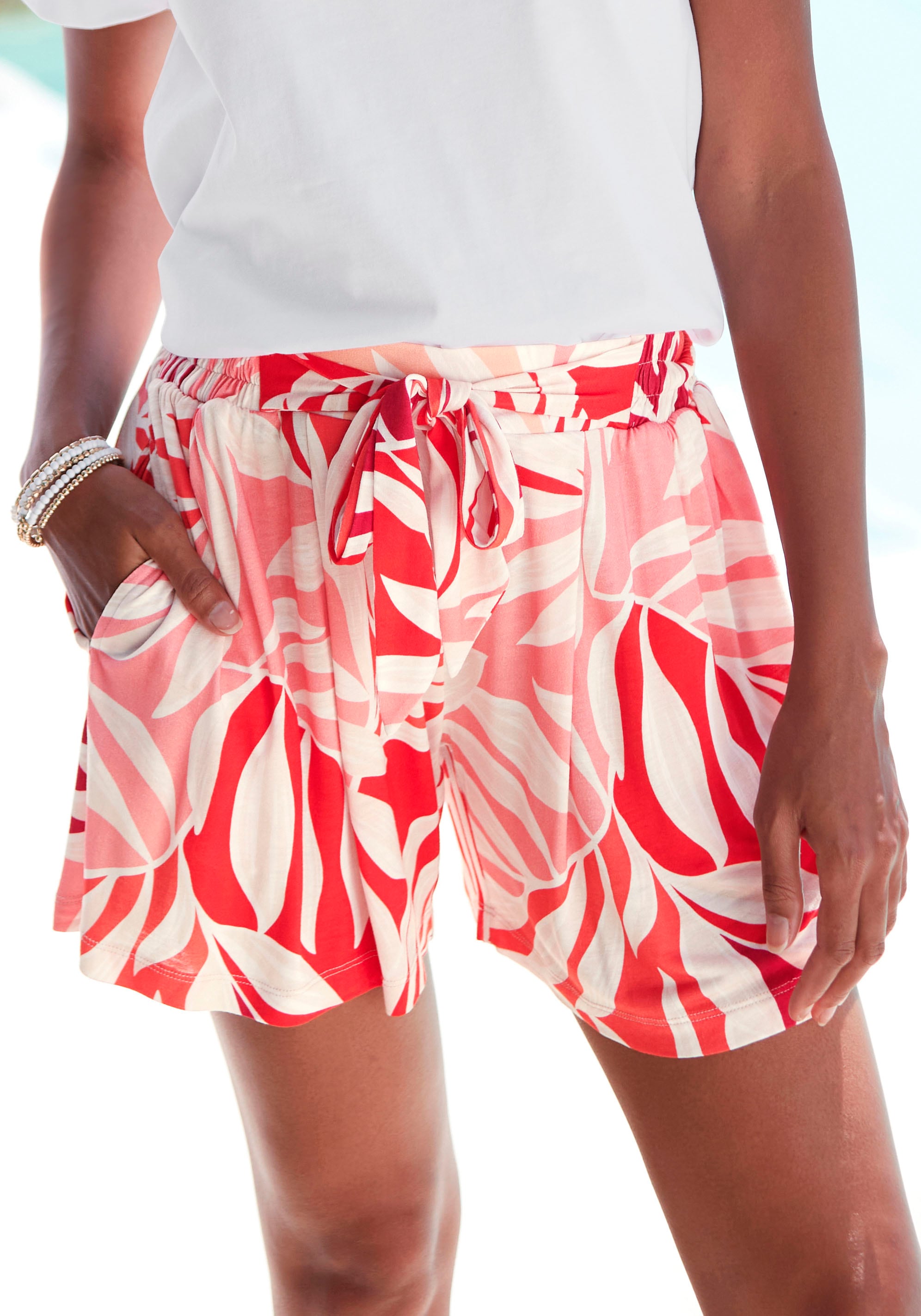 Strandshorts, (mit fixiertem Bindegürtel), aus Viskosejersey, kurze Hose mit Alloverprint