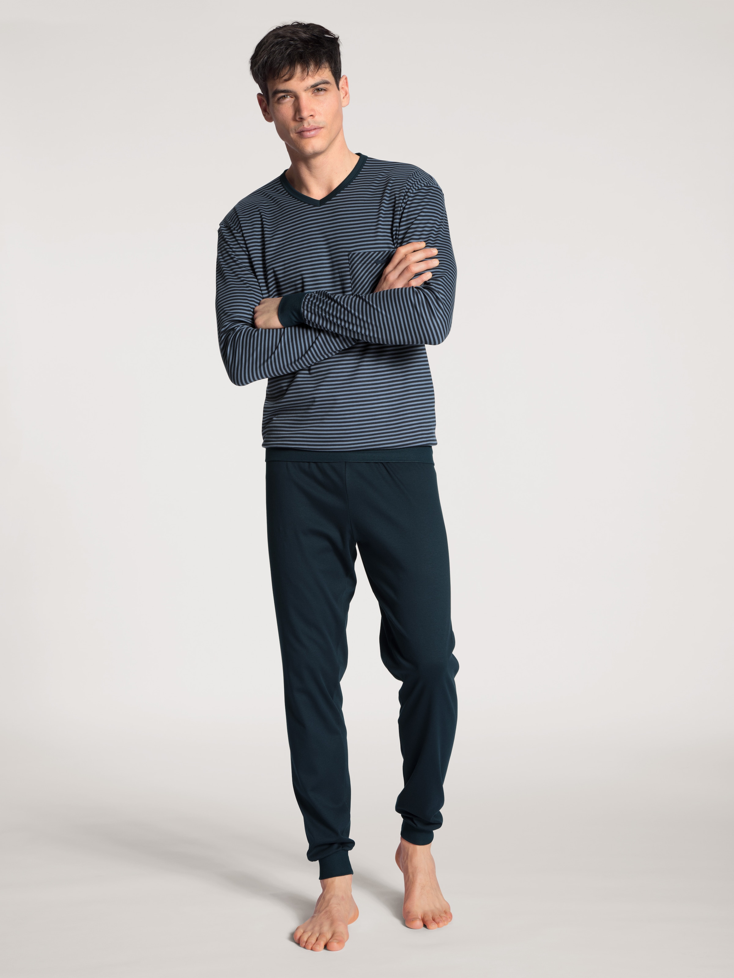 CALIDA Schlafanzug "Relax Streamline", (2 tlg.), mit V-Neck und Bündchen günstig online kaufen