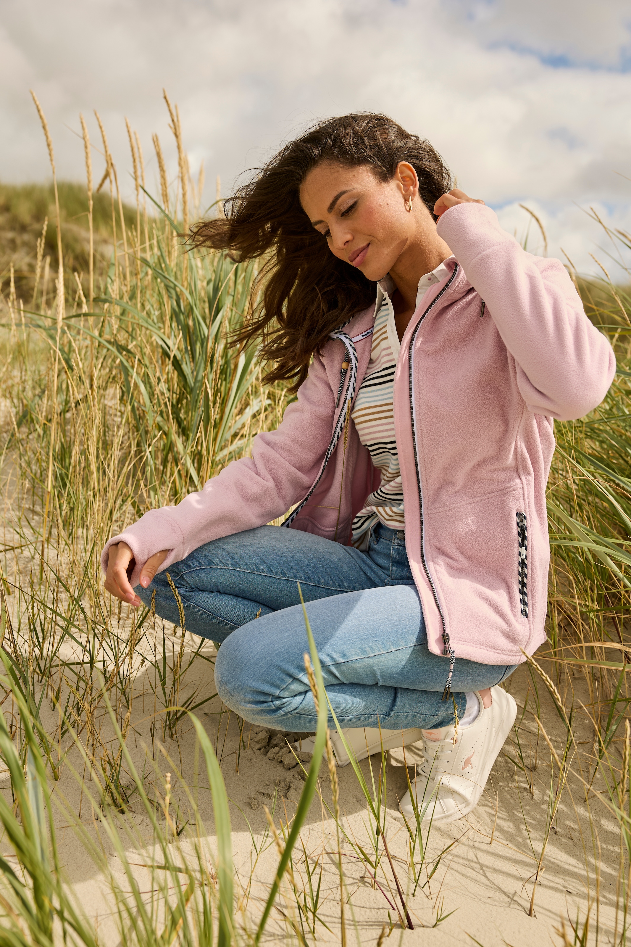 KangaROOS Fleecejacke mit Kapuze figurbetonte Passform,  mit Kapuze und Kordelzug, Übergangsjacke