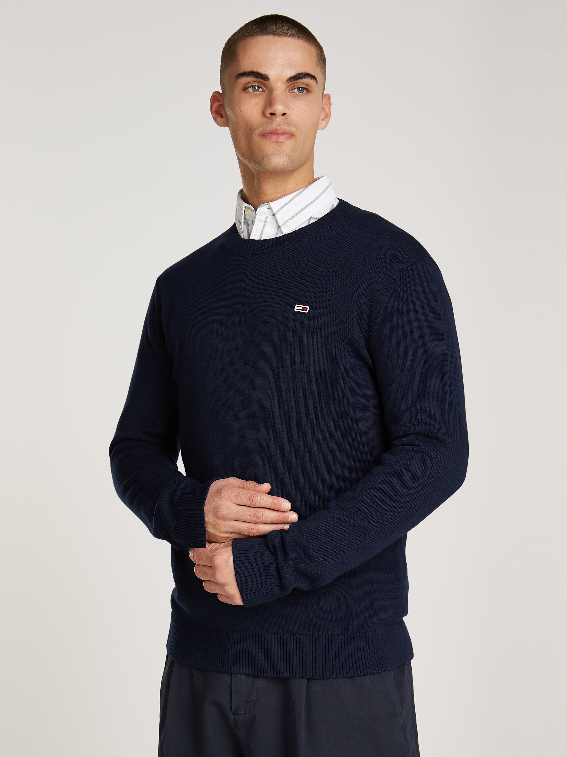 Tommy Jeans "TJM SLIM ESSENTIAL LIGHT SWEATER" mit Flag-Patch günstig online kaufen