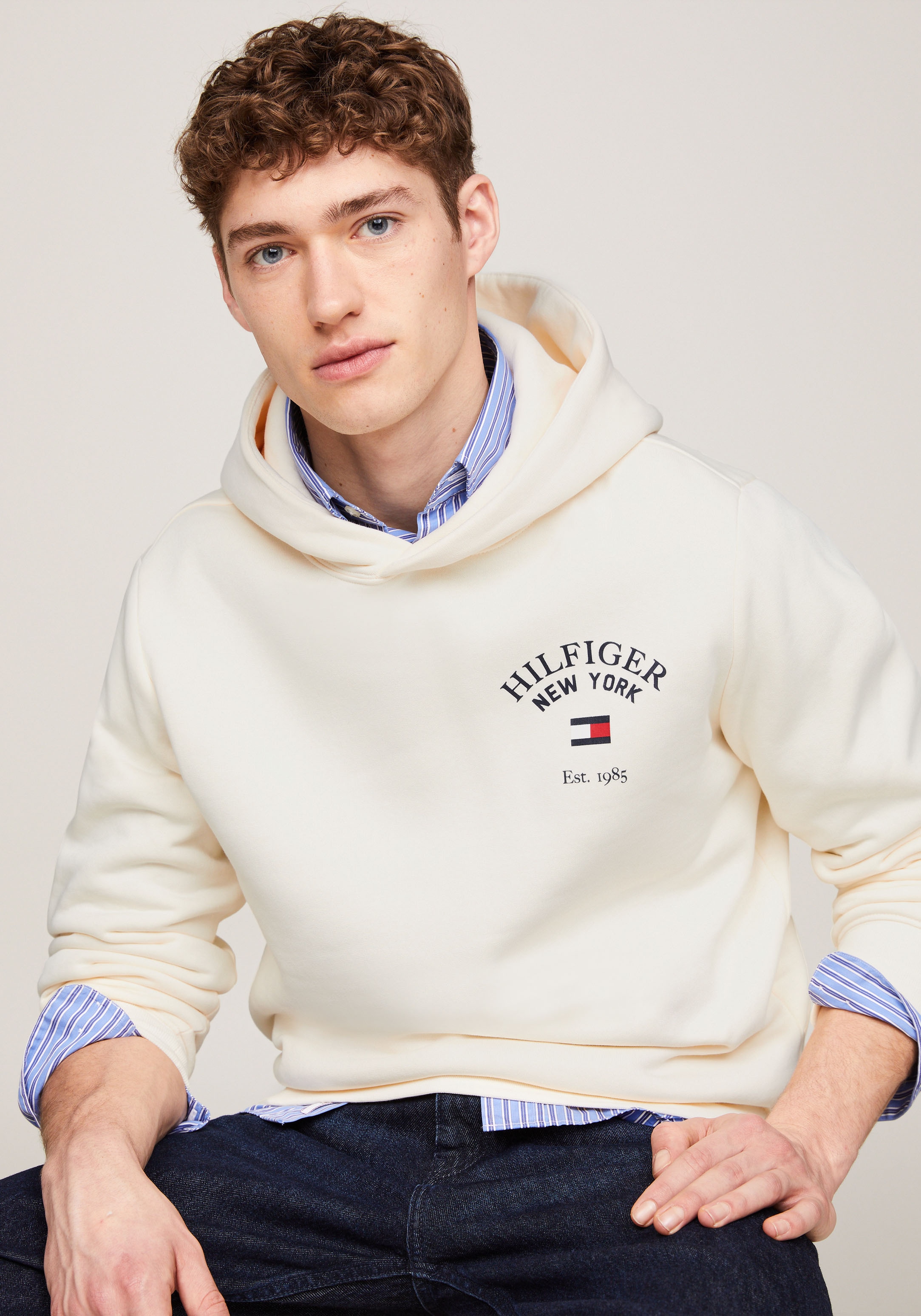 Tommy Hilfiger Hoodie »ARCHED VARSITY HOODY«, von dem Jahr 1985 inspiriert