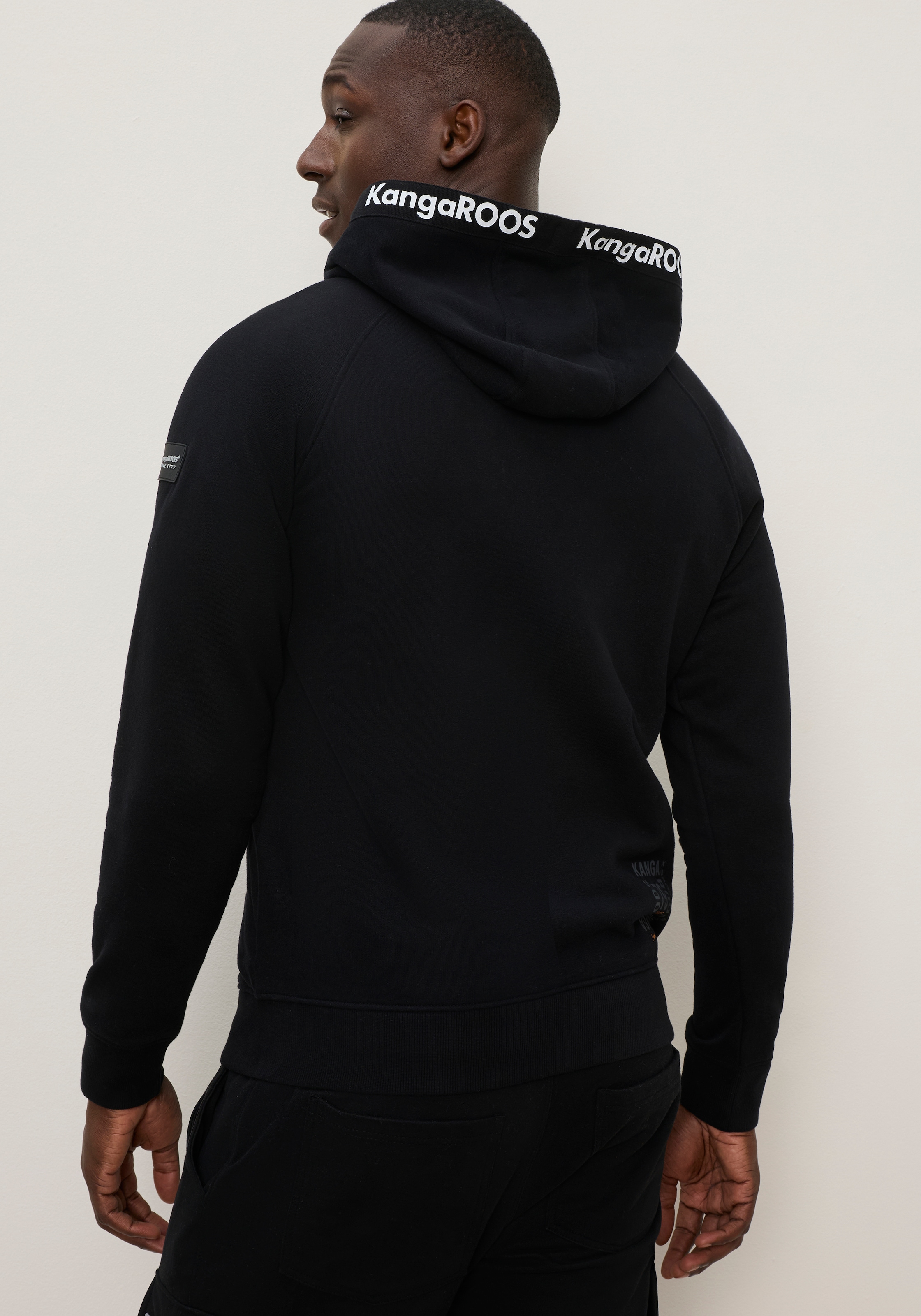 KangaROOS Kapuzensweatjacke schmale Passform, mit Kordelzug an der Kapuze
