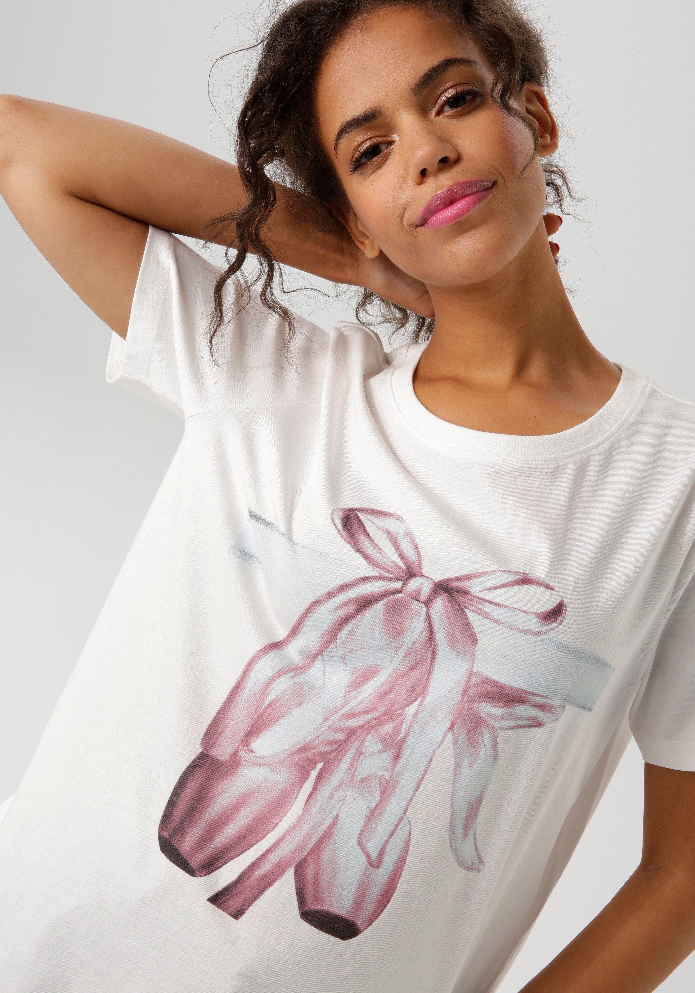 Thumbnail - Aniston CASUAL T-Shirt, mit Ballettschuhen verziertem Frontdruck