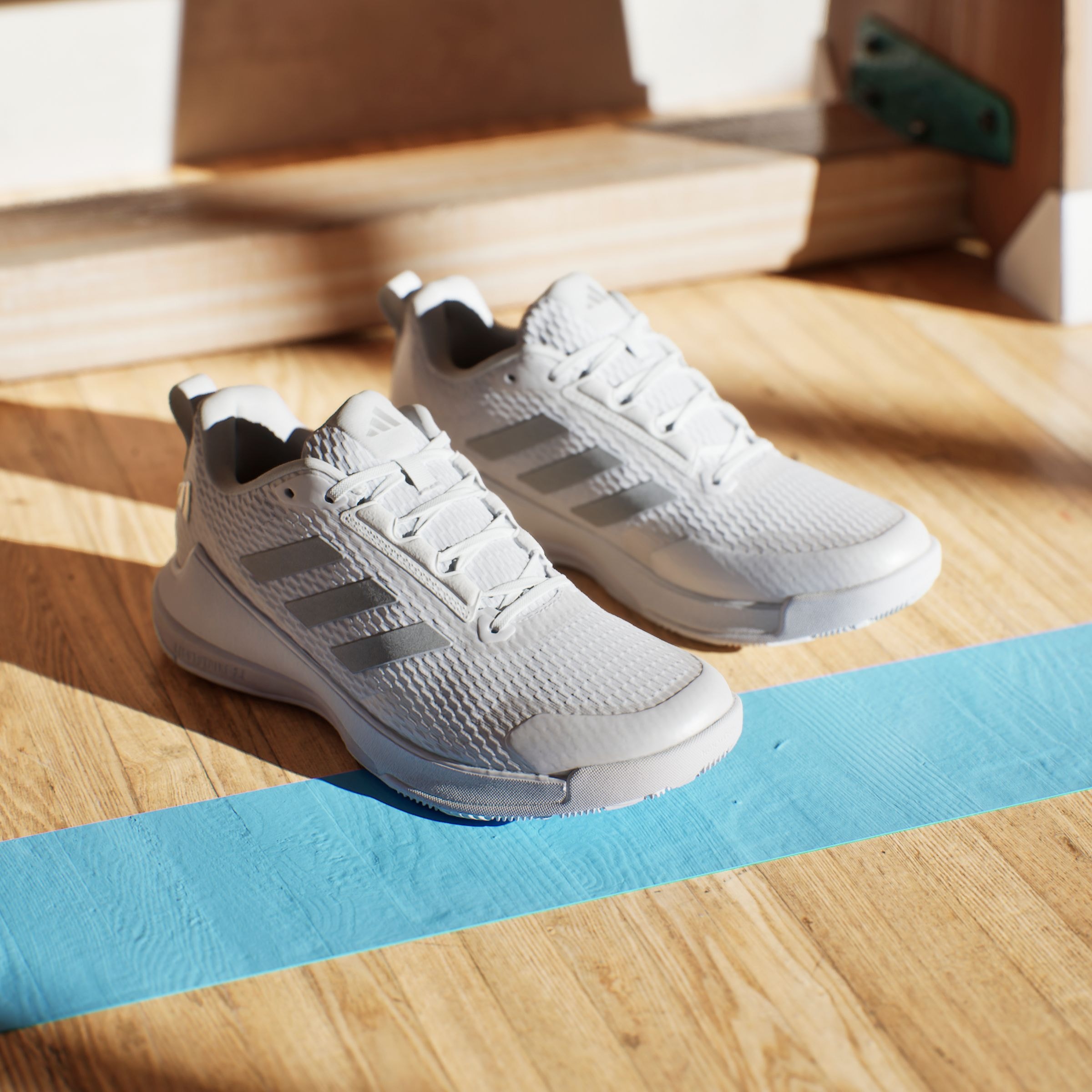 adidas Performance Hallenschuh »NOVAFLIGHT 2 INDOOR«, besonders geeignet für Volleyball und Basketball