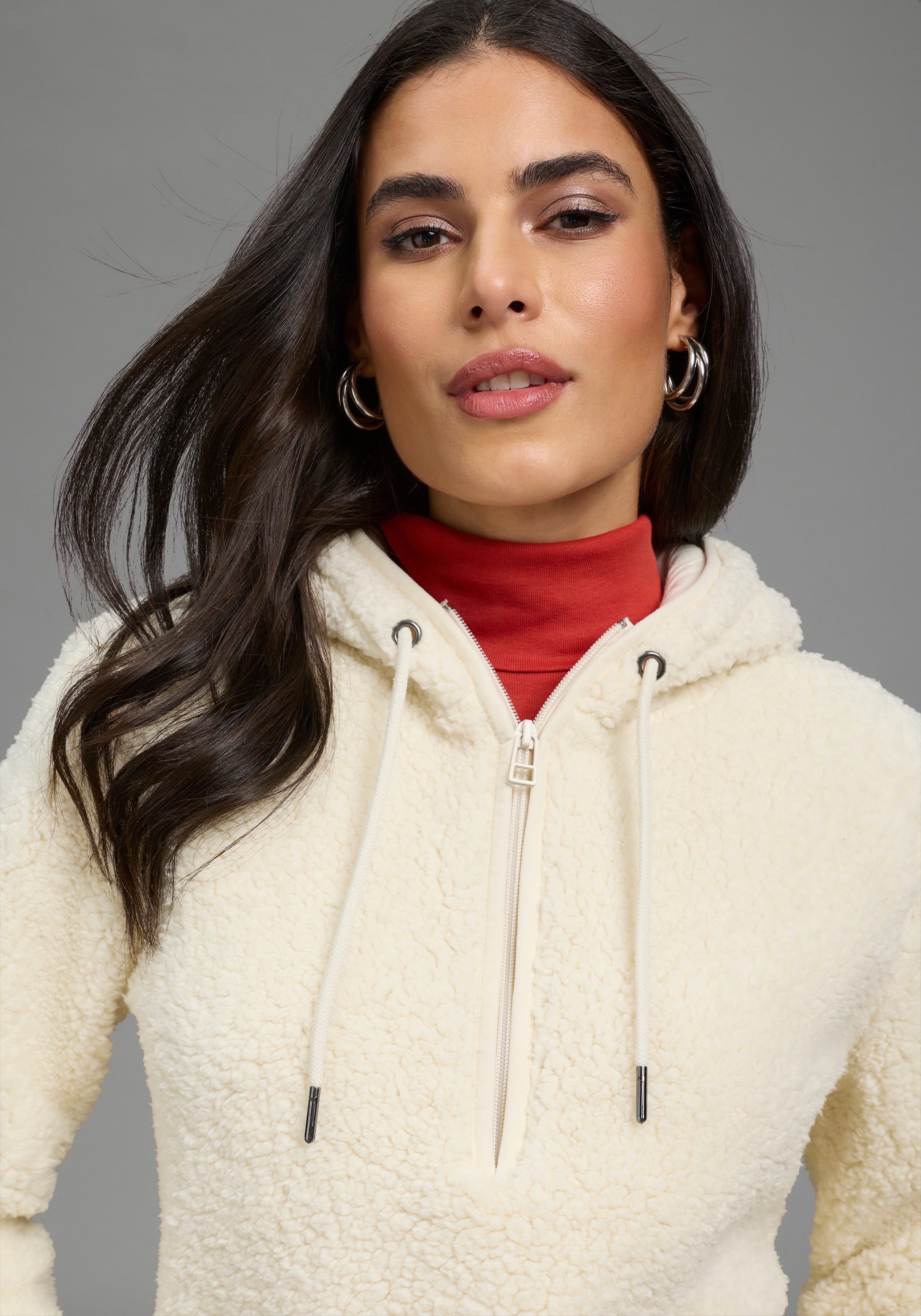 Laura Scott Fleecepullover, 1 aus kuscheligem Teddyfleece mit Kapuze und Reißverschluss
