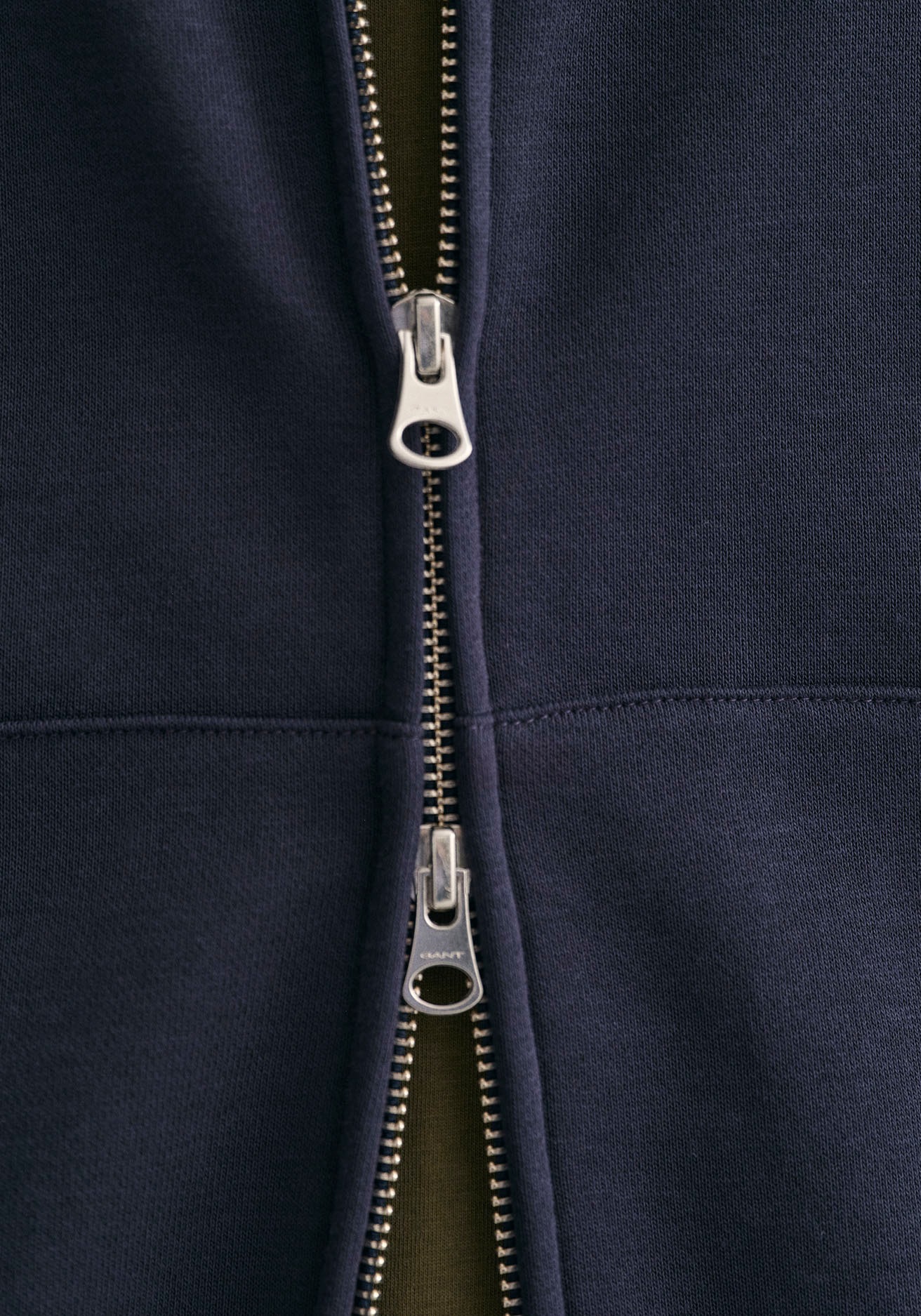 Gant Sweatjacke "REG SHIELD FULL ZIP SWEAT", mit Logostickerei auf der Brus günstig online kaufen