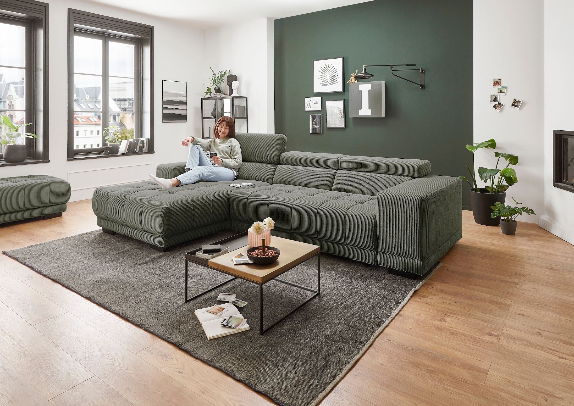 Die PlanBar Ecksofa "MP-IN15053 L-Form schmaler Schenkel" mit Kopfteilverstellung, wahlweise mit manueller Vorziehbank